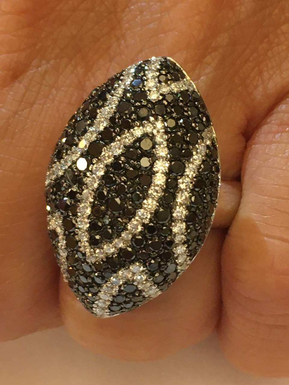 PRATO, anillo de oro blanco y diamantes de 2 colores. - Roman Joyero