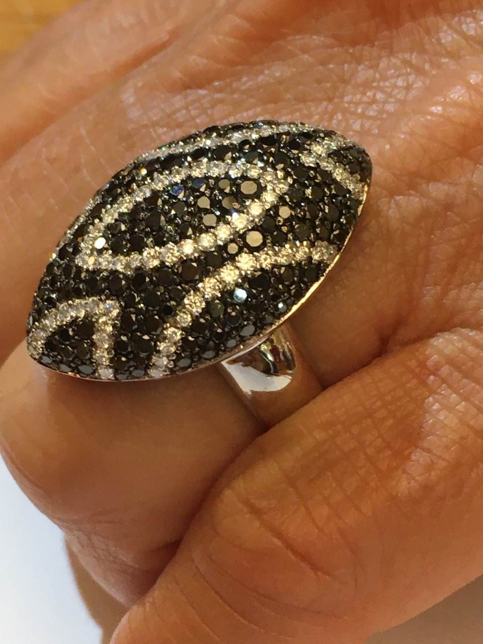 PRATO, anillo de oro blanco y diamantes de 2 colores. - Roman Joyero