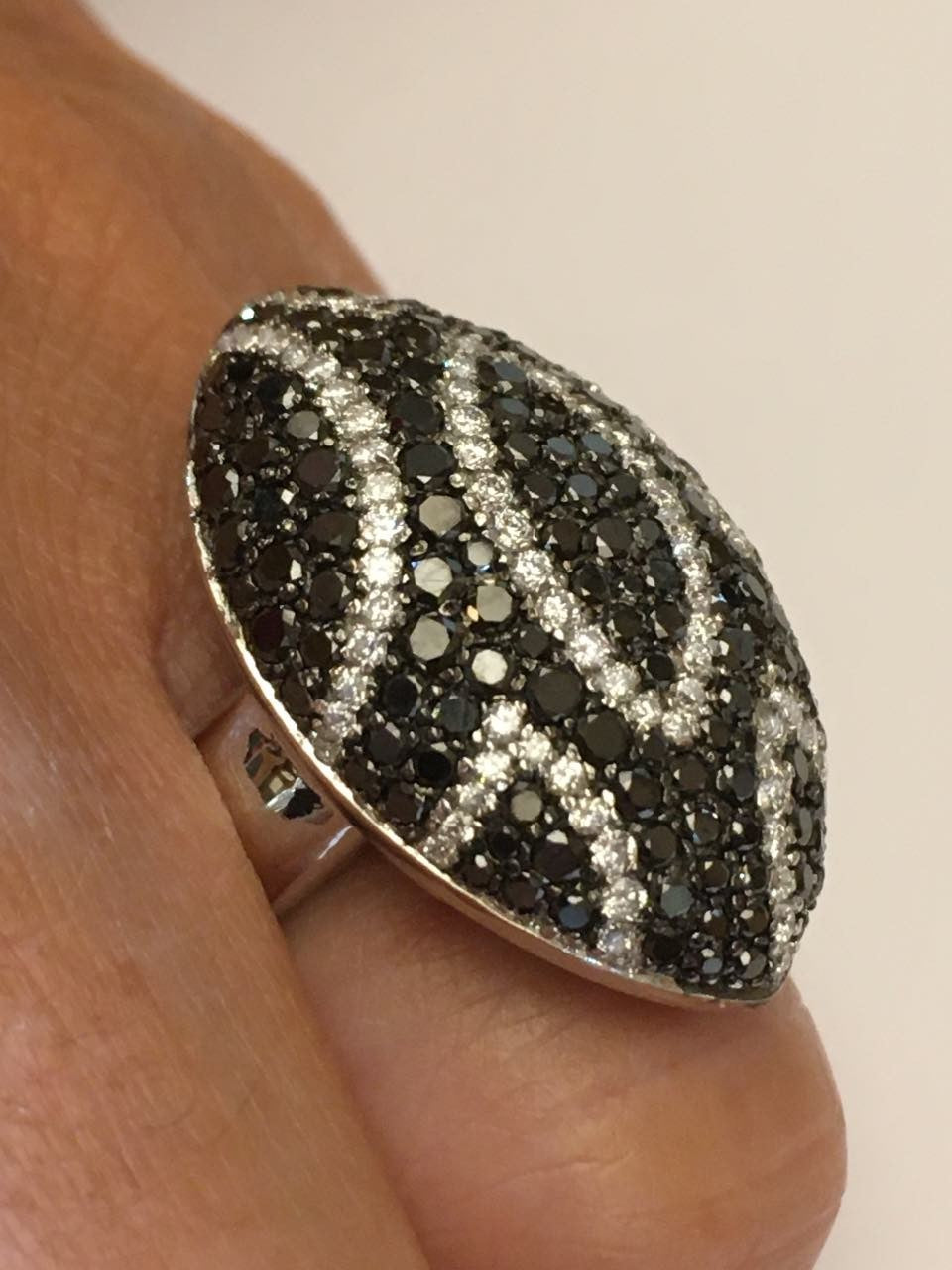 PRATO, anillo de oro blanco y diamantes de 2 colores. - Roman Joyero