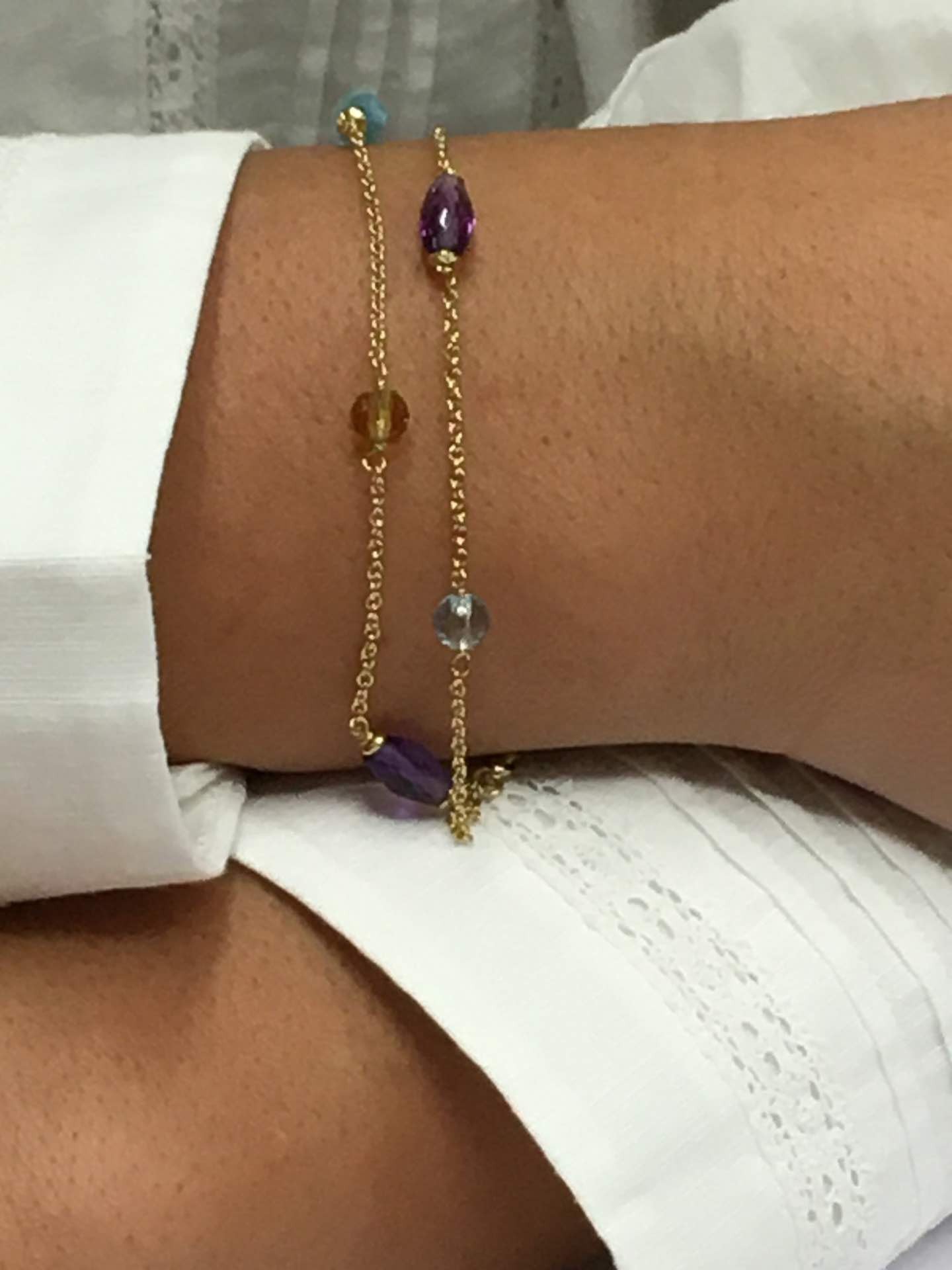 Pulsera YUNUS con piedras semipreciosas montadas en oro amarillo