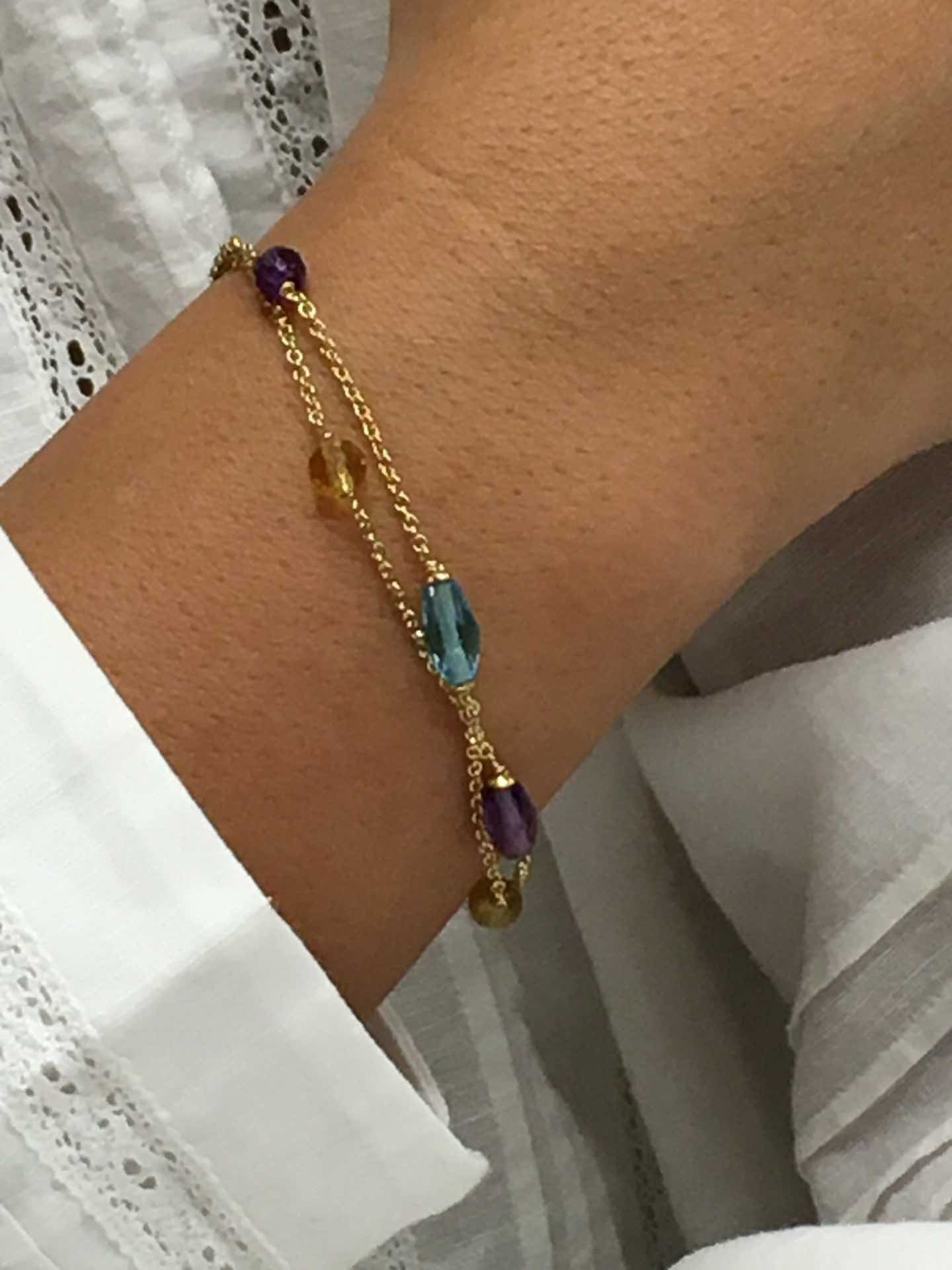 Pulsera YUNUS con piedras semipreciosas montadas en oro amarillo