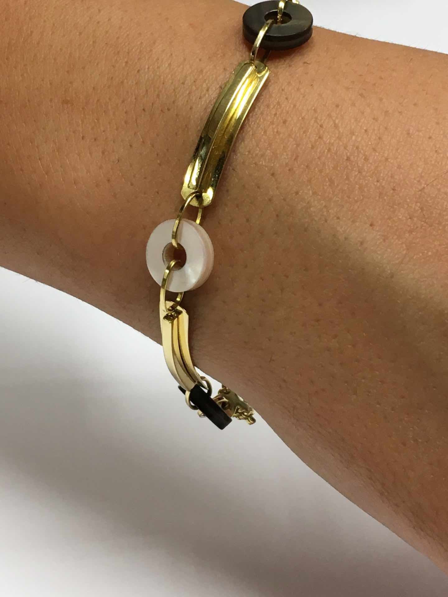 Pulsera MESUTE modernismo en oro de 18 ktes con nácar 2 colores - Roman Joyero