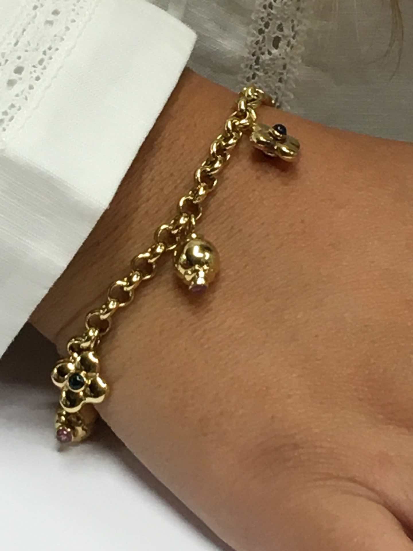 Pulsera LEKE con dijes que cuelgan en oro amarillo de 18 ktes