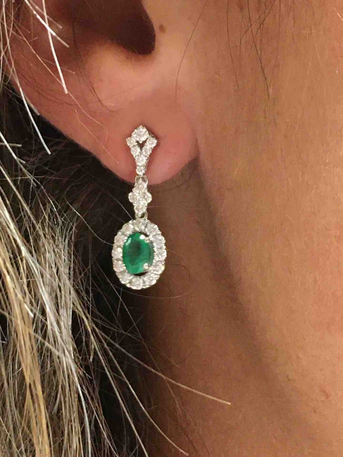 Pendiente colgante IMPERIUM oro blanco esmeraldas y brillantes.