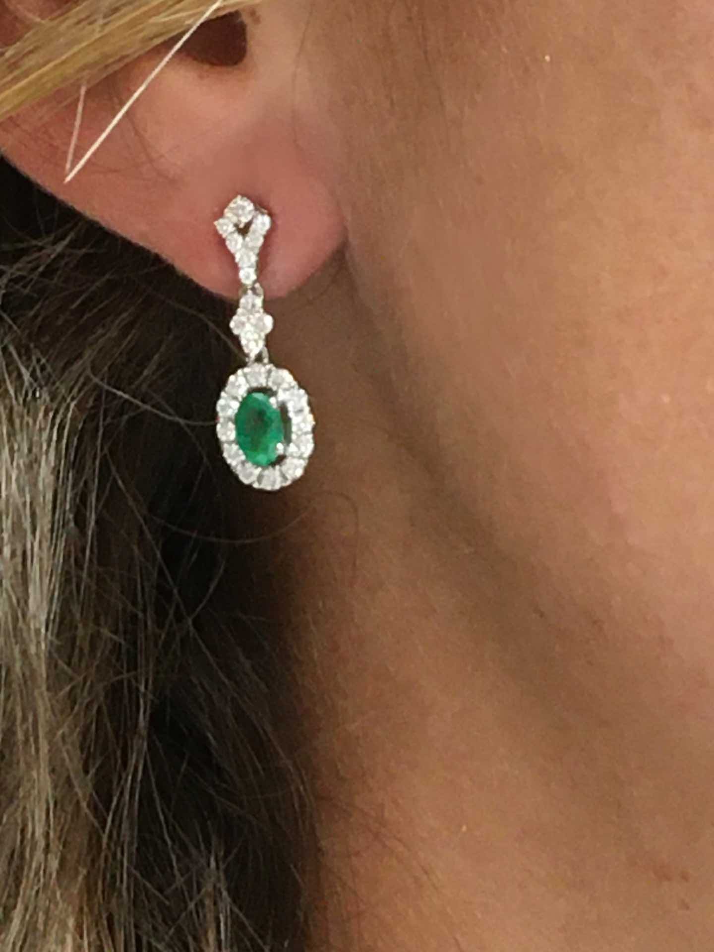 Pendiente colgante IMPERIUM oro blanco esmeraldas y brillantes.