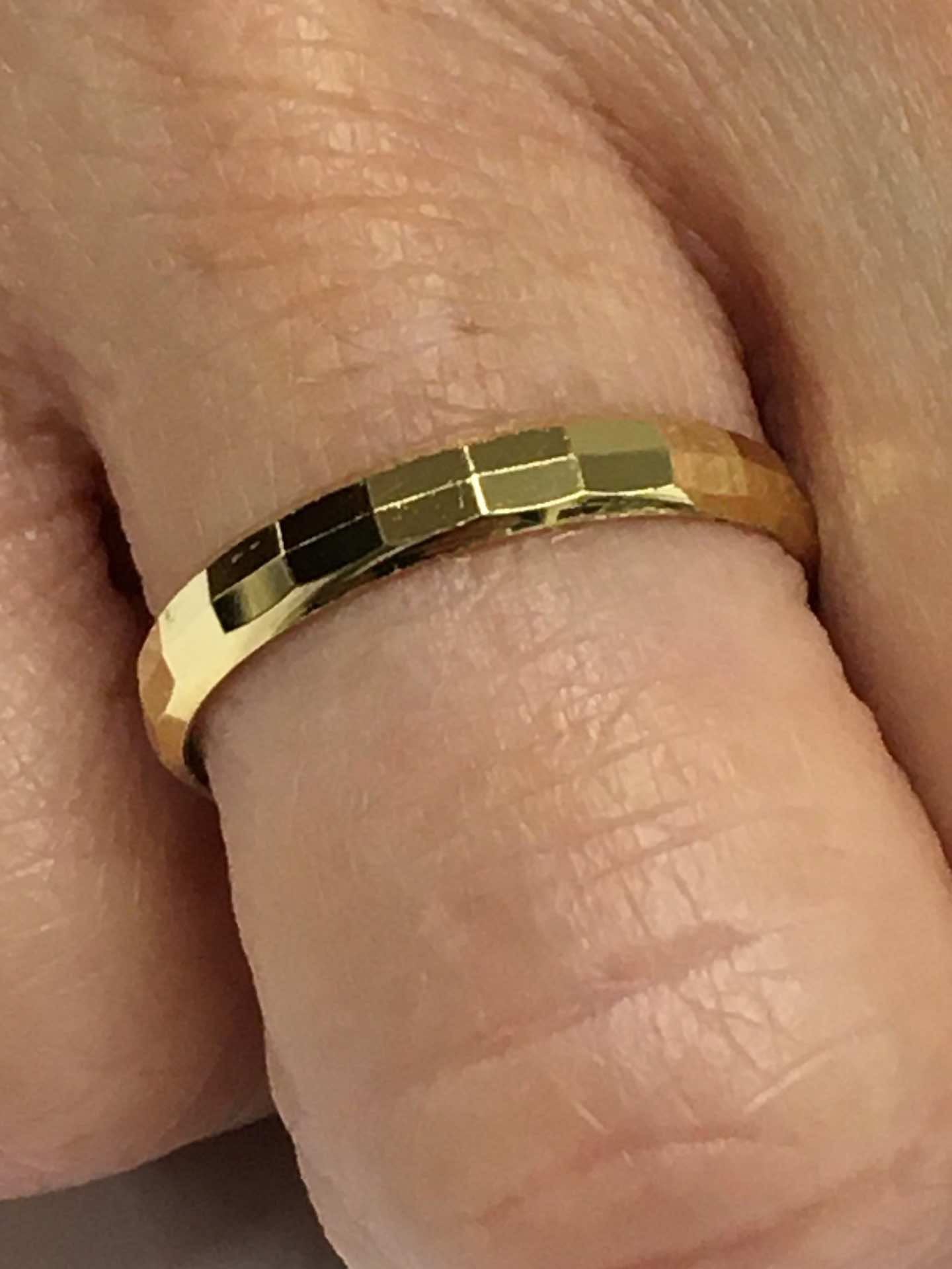 Alianza de Boda LUPUS en oro de 18 ktes semihueca facetada 3 mm - Roman Joyero