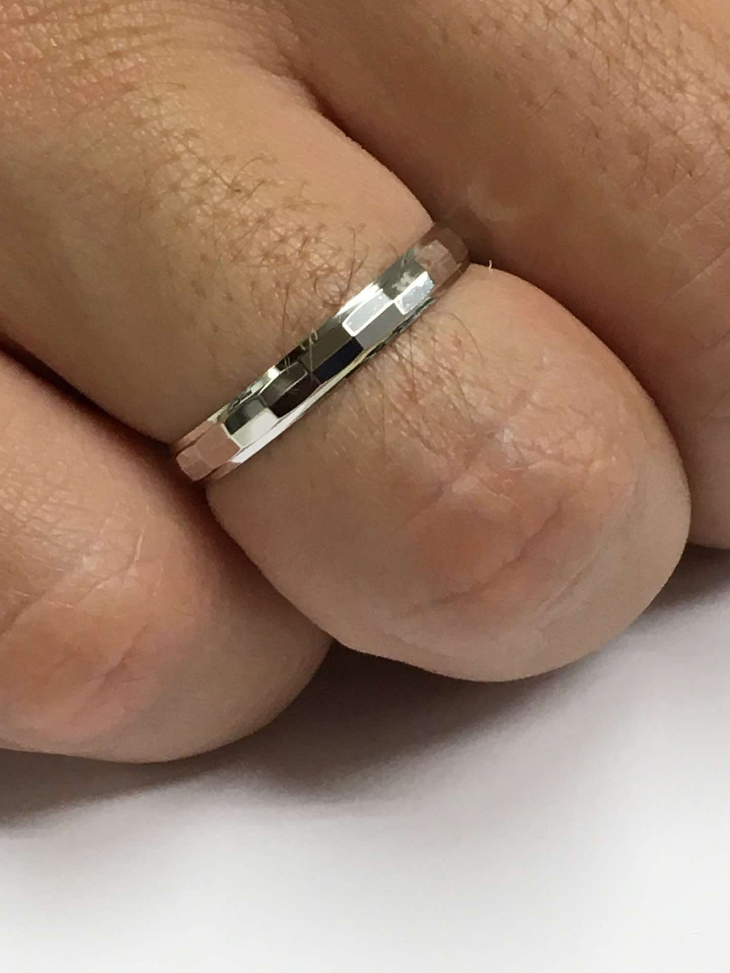 Alianza de Boda LUPUS en oro de 18 ktes semihueca facetada 3 mm - Roman Joyero