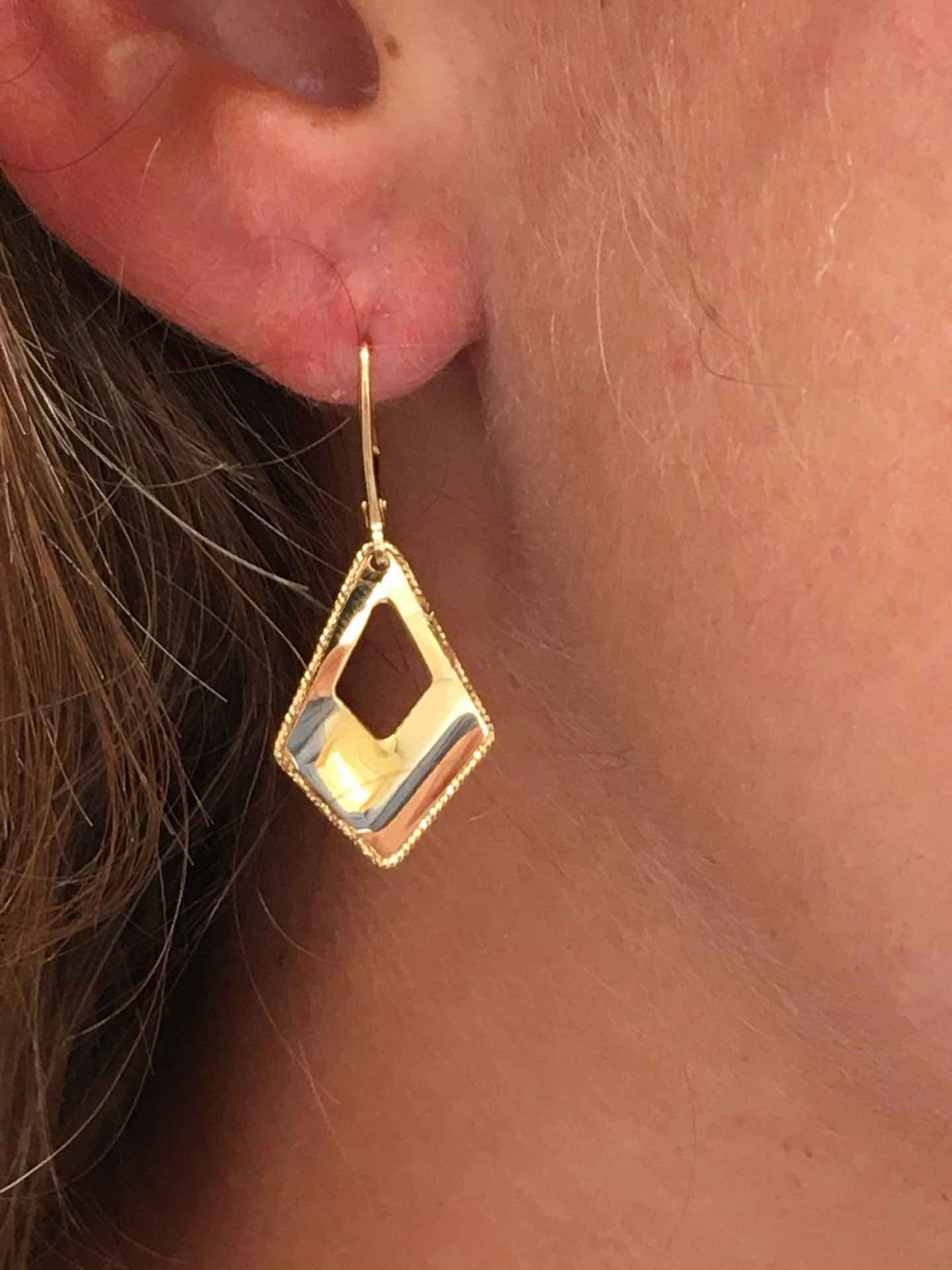 Pendientes en oro 18 ktes amarillo FURKAN con argolla que cuelga - Roman Joyero