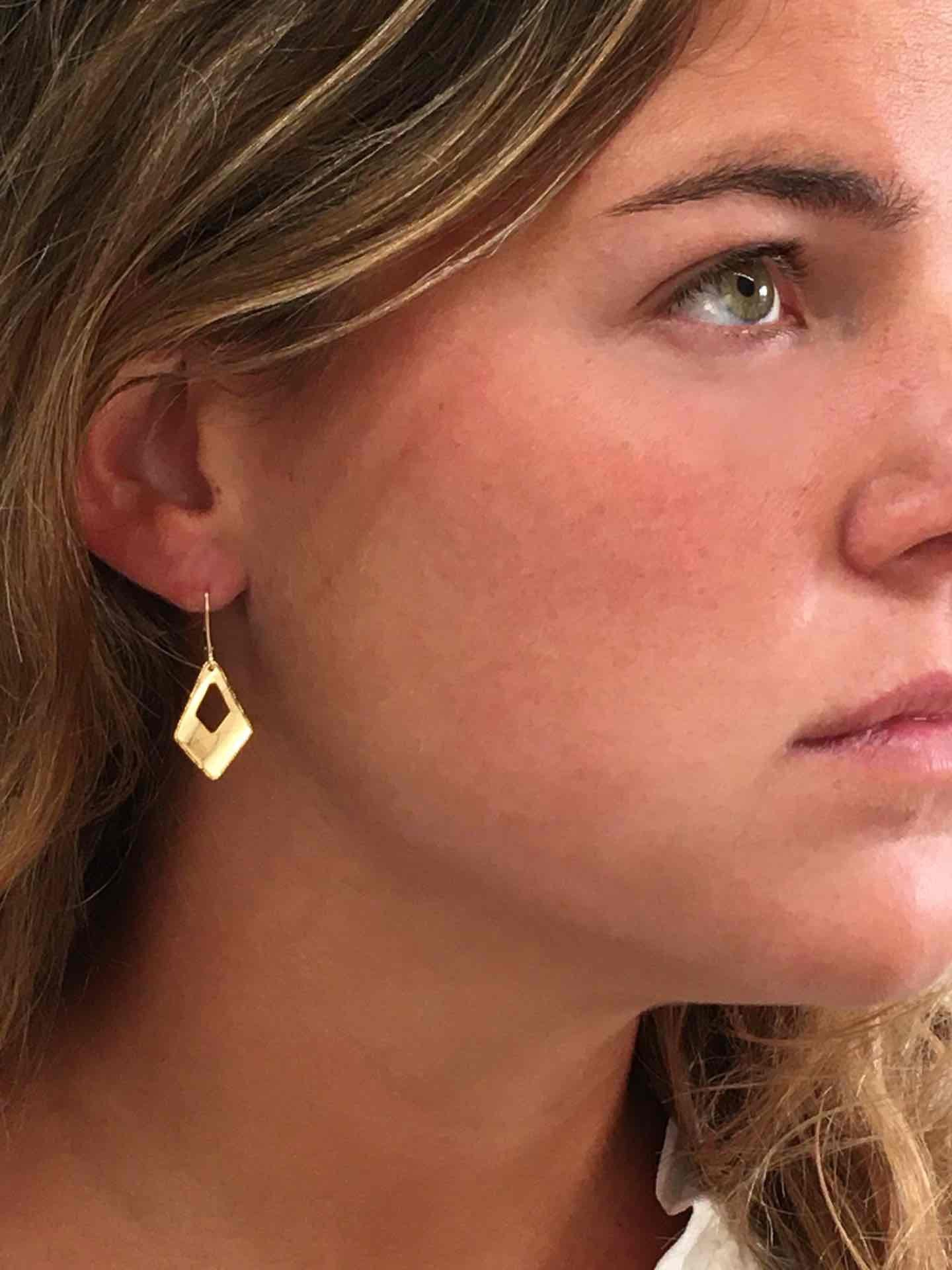 Pendientes en oro 18 ktes amarillo FURKAN con argolla que cuelga - Roman Joyero