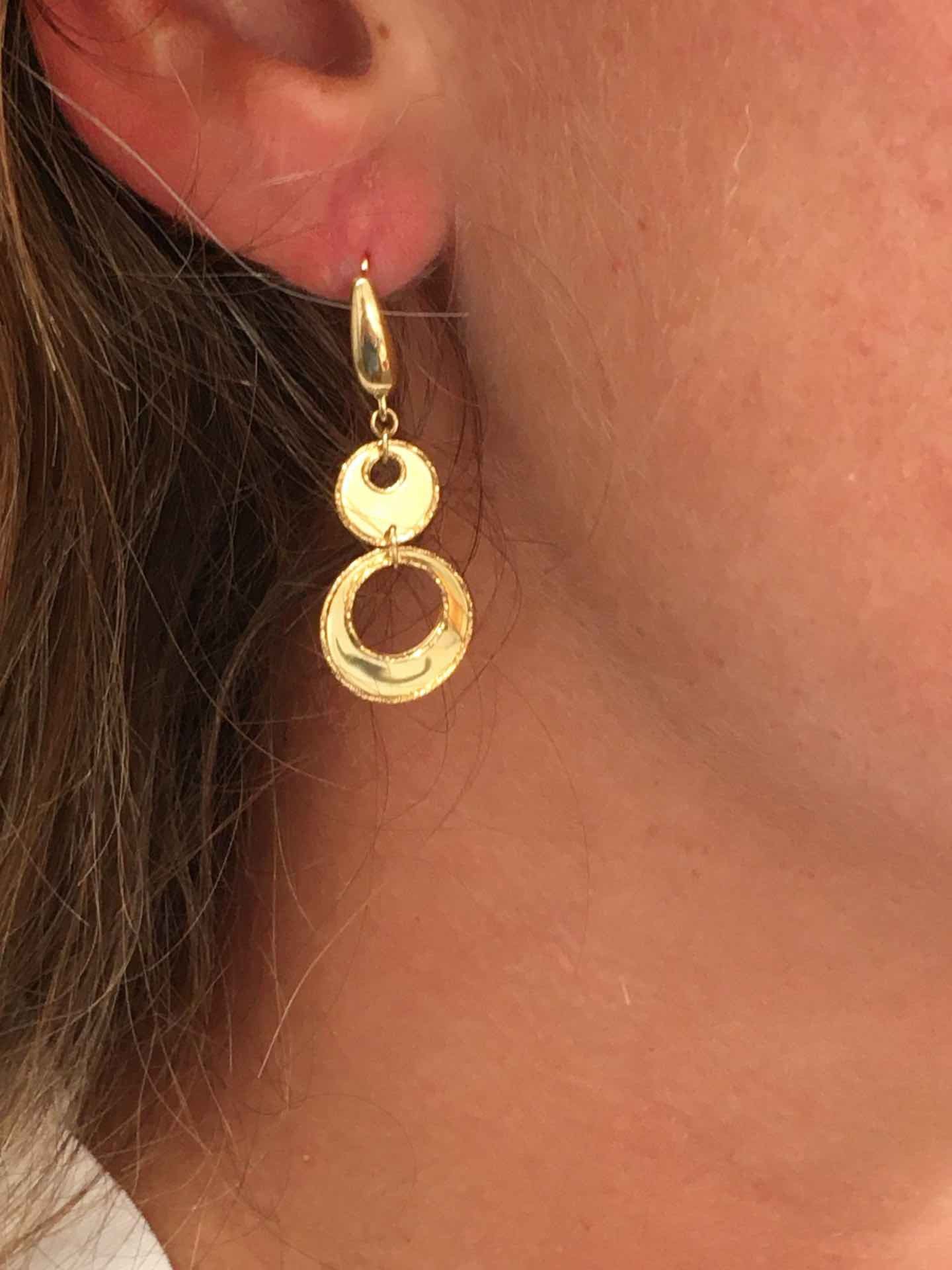 Pendiente de oro TUNA con doble argolla colgante y cordoncitos - Roman Joyero