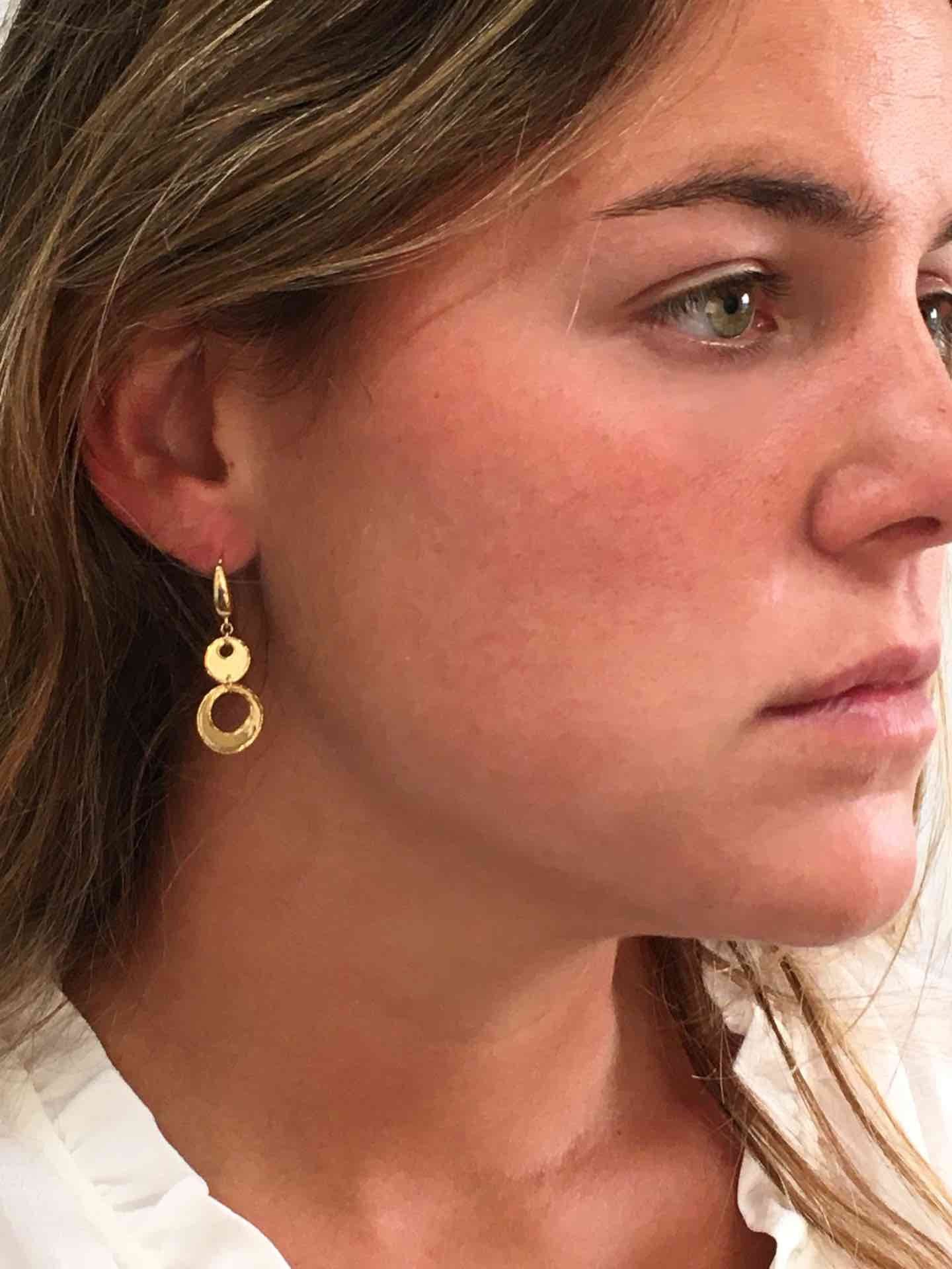 Pendiente de oro TUNA con doble argolla colgante y cordoncitos - Roman Joyero