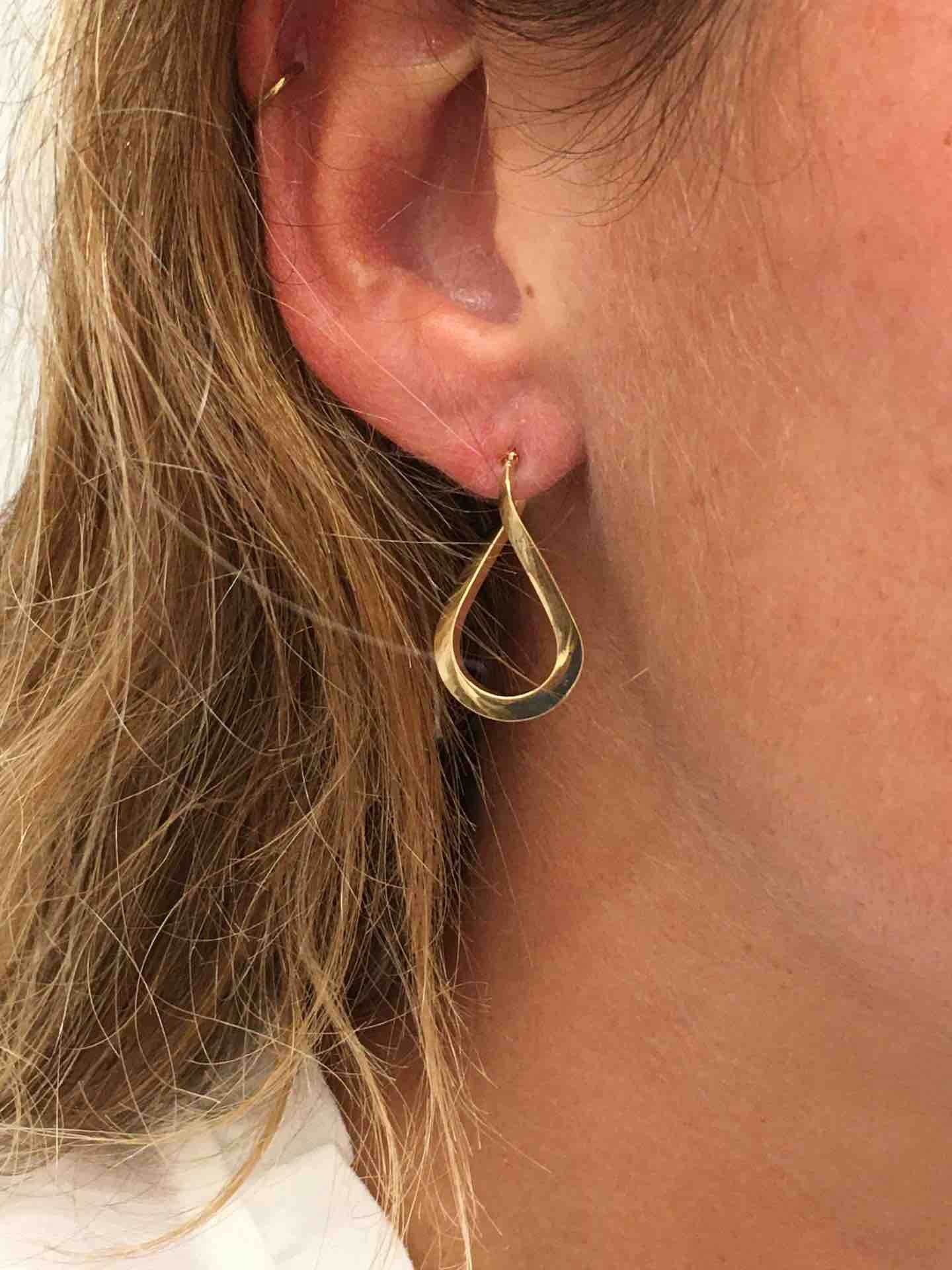 Pendientes de oro de 18 kilates NAZIF tipo lisos retorcidos - Roman Joyero