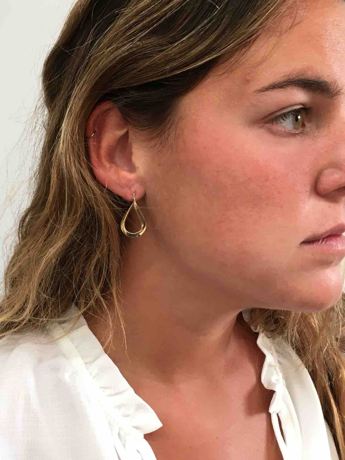 Pendientes de oro de 18 kilates NAZIF tipo lisos retorcidos - Roman Joyero