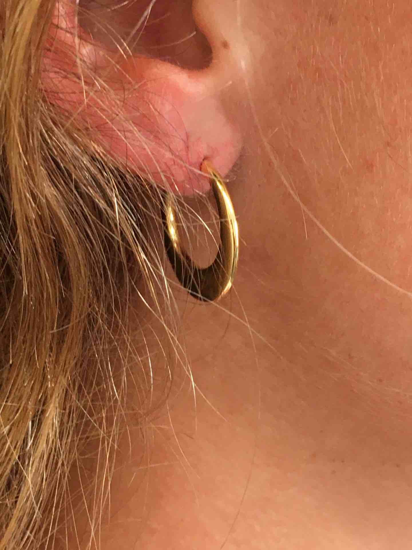 Argollas de oro redondeadas YASIN en 18 kilates aplanadas - Roman Joyero