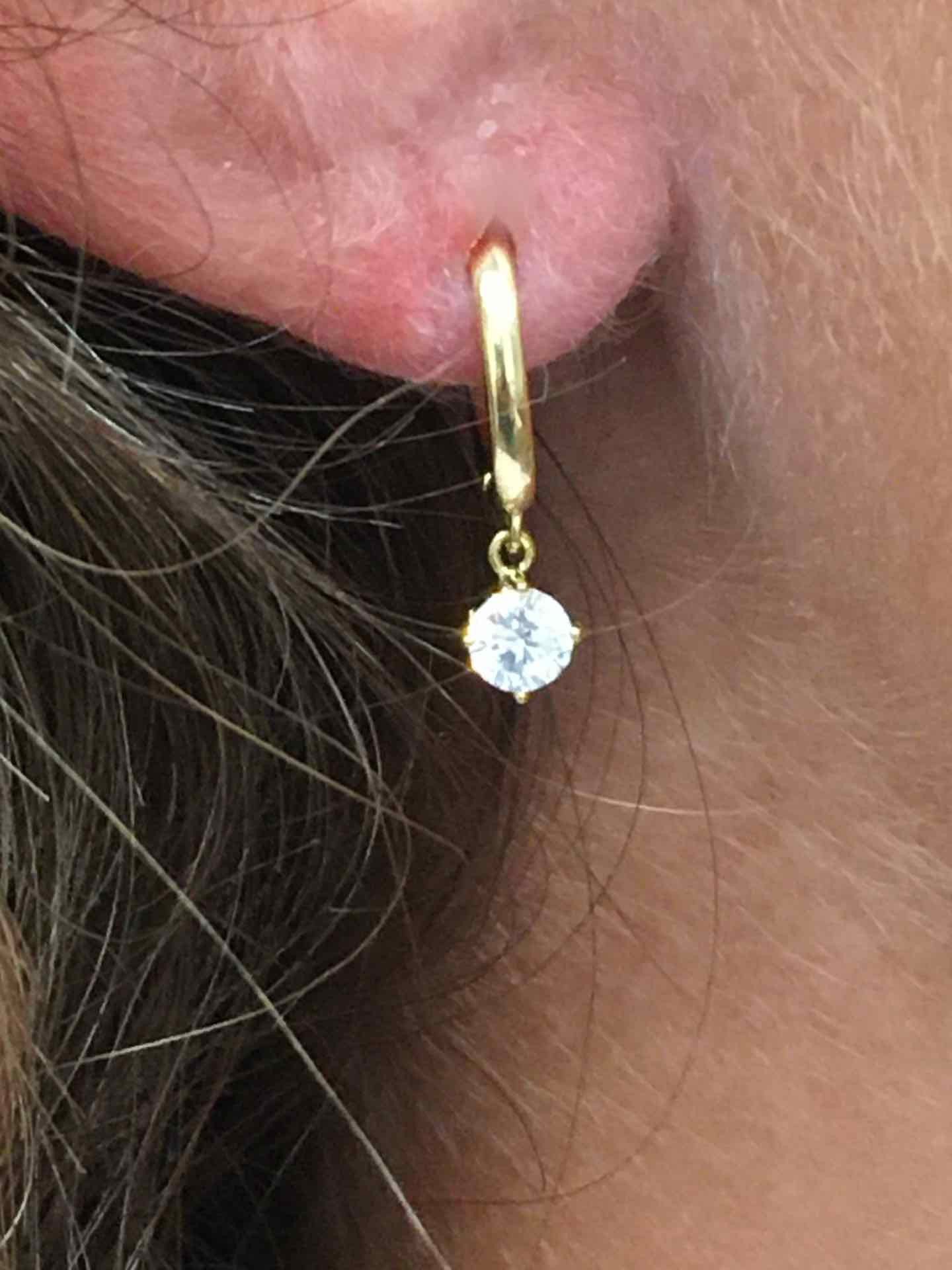 Pendientes argollas con circonita colgando KENT en oro 18 kts - Roman Joyero