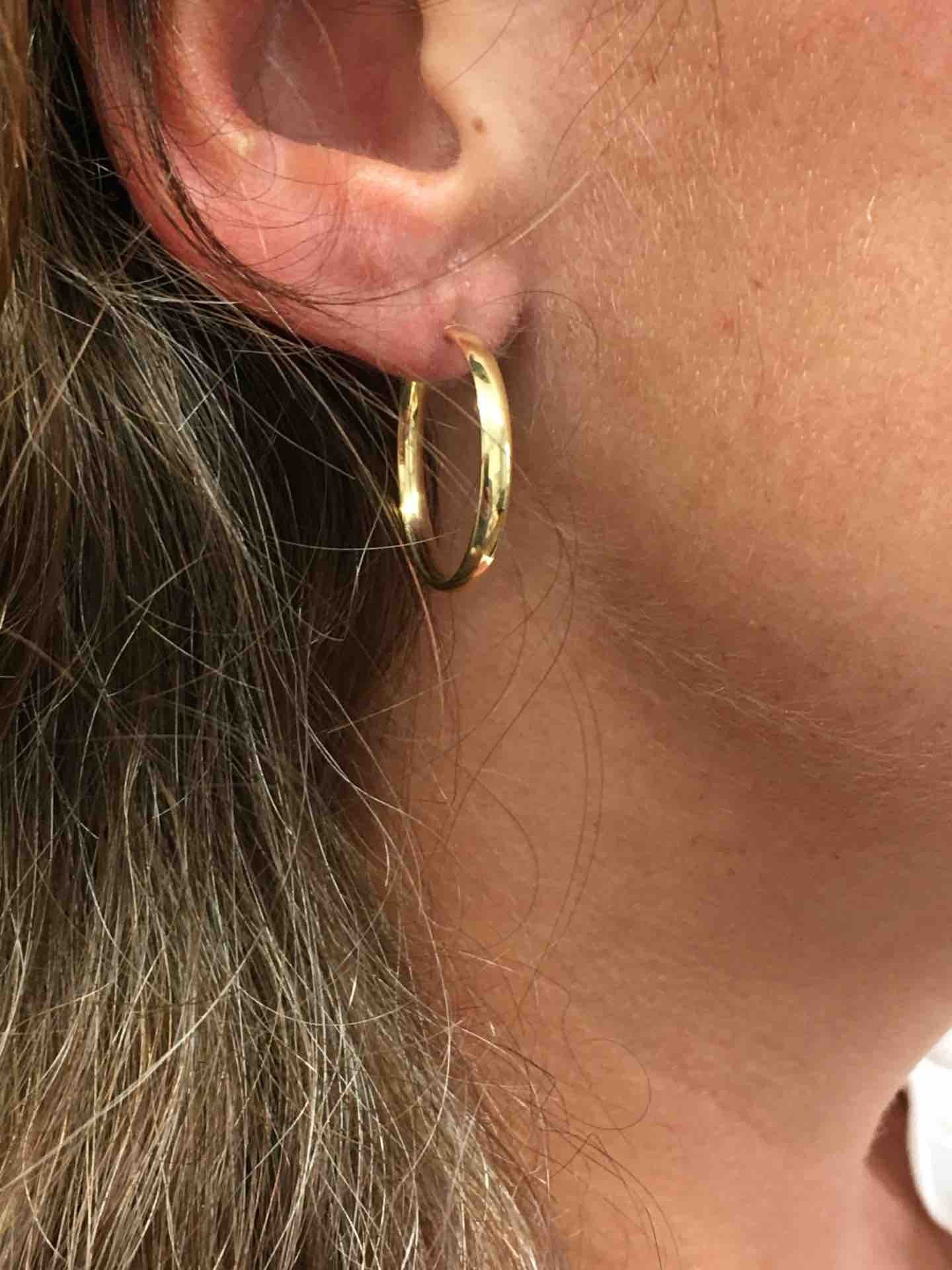 Argollas oro amarillo SAFIR huecas en 18 kilates muy ligeras - Roman Joyero