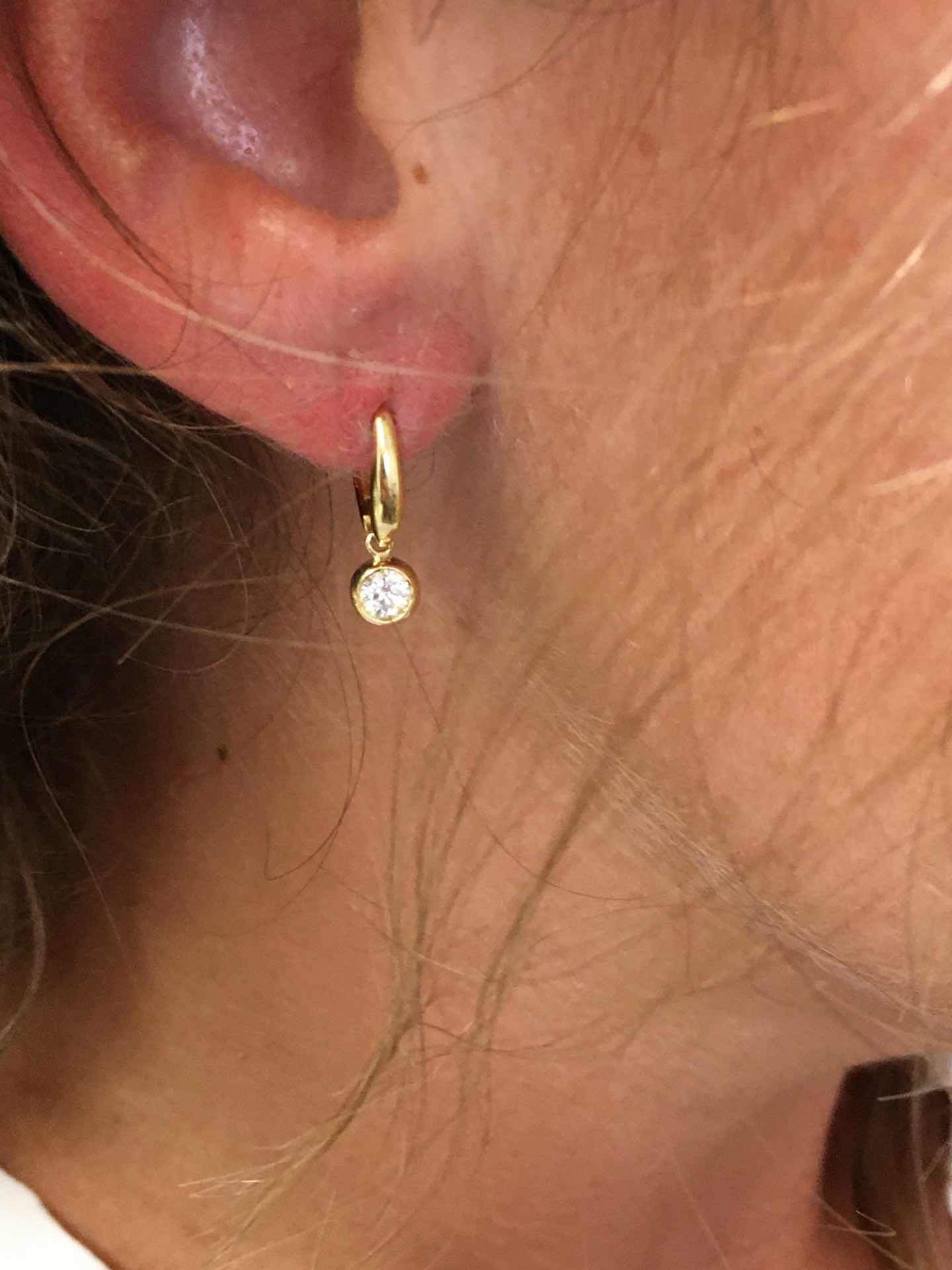 Pendientes argollas con circonita colgando BEYAZ en oro 18 kts - Roman Joyero