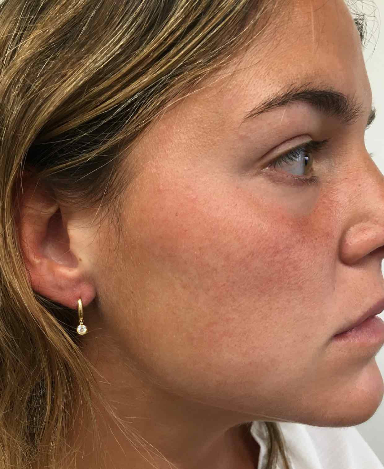 Pendientes argollas con circonita colgando BEYAZ en oro 18 kts - Roman Joyero