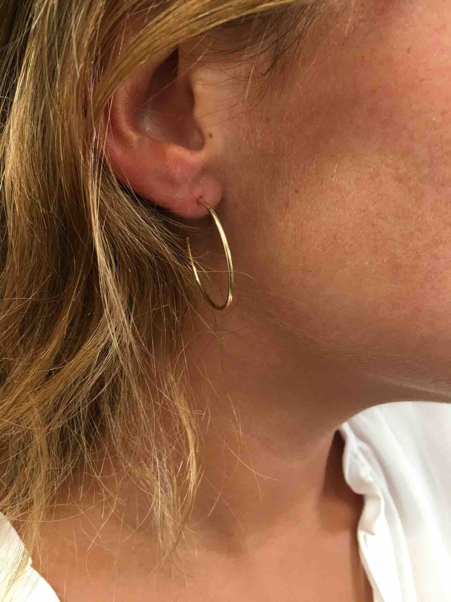 Argollas finísimas abiertas KIMIZI en oro amarillo 18 kilates - Roman Joyero