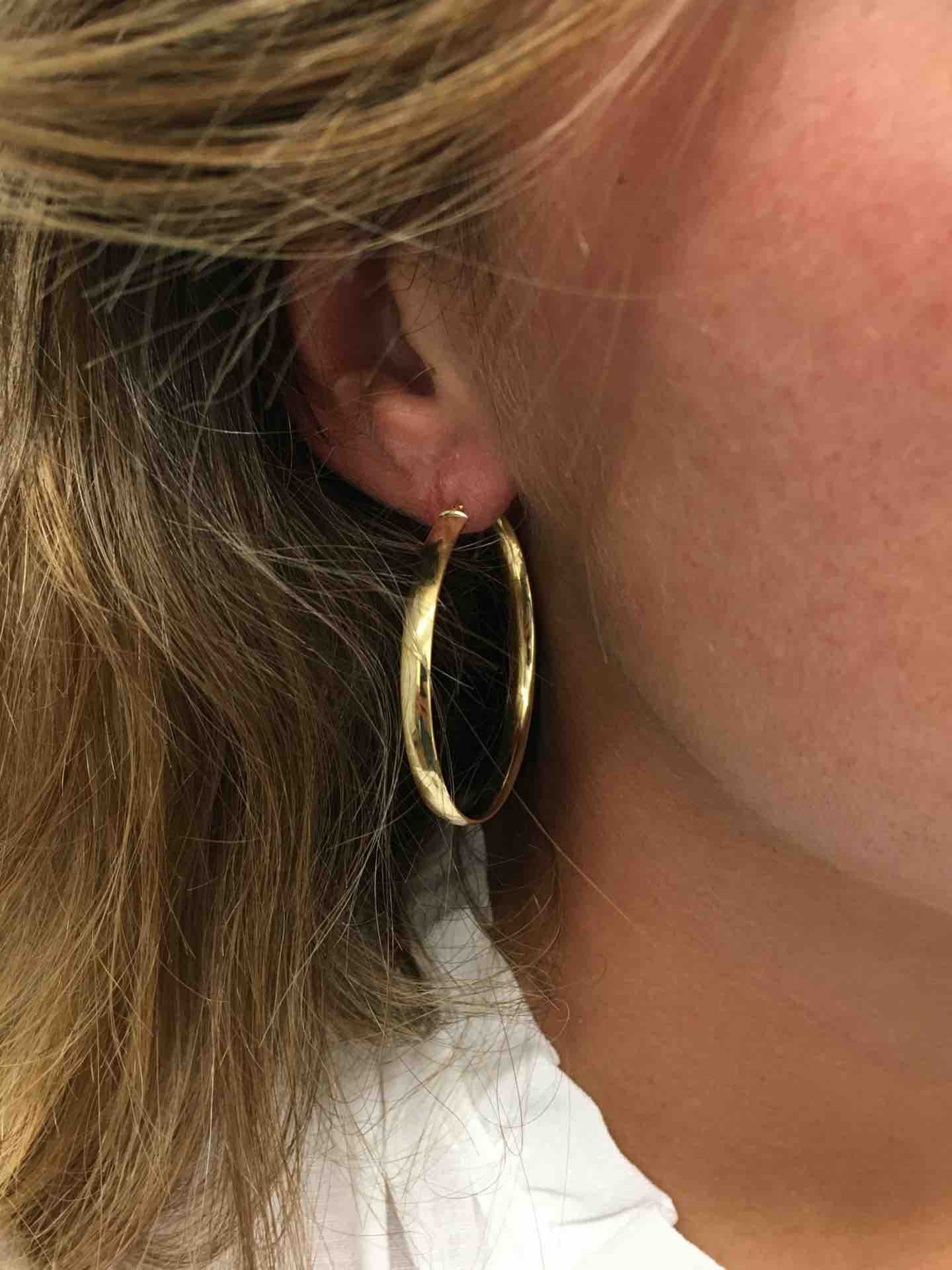 Argollas oro amarillo TUVAL huecas en 18 kilates muy ligeras - Roman Joyero