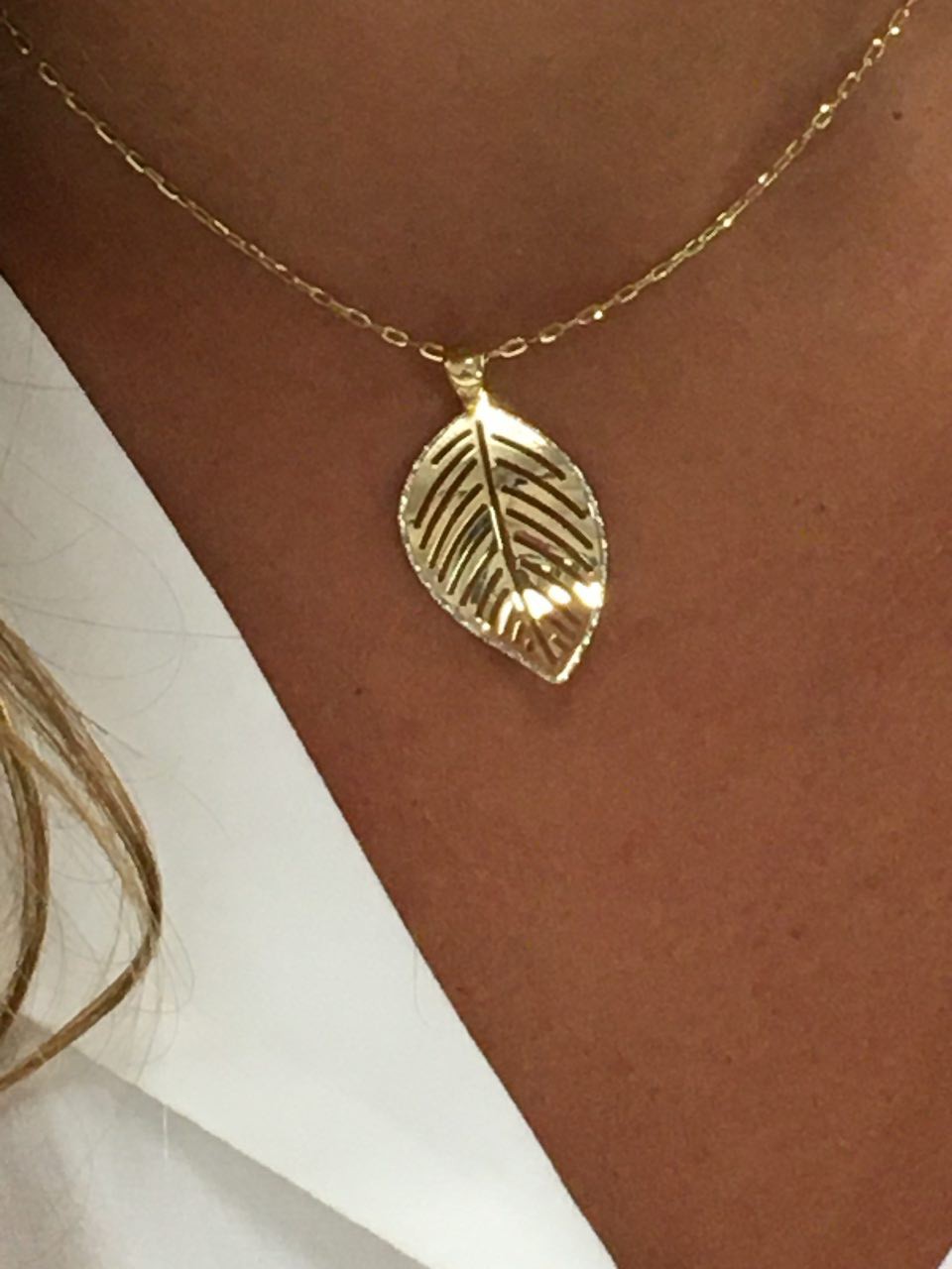 Colgante en forma de hoja KADIR en oro de 18 ktes y filo blanco - Roman Joyero