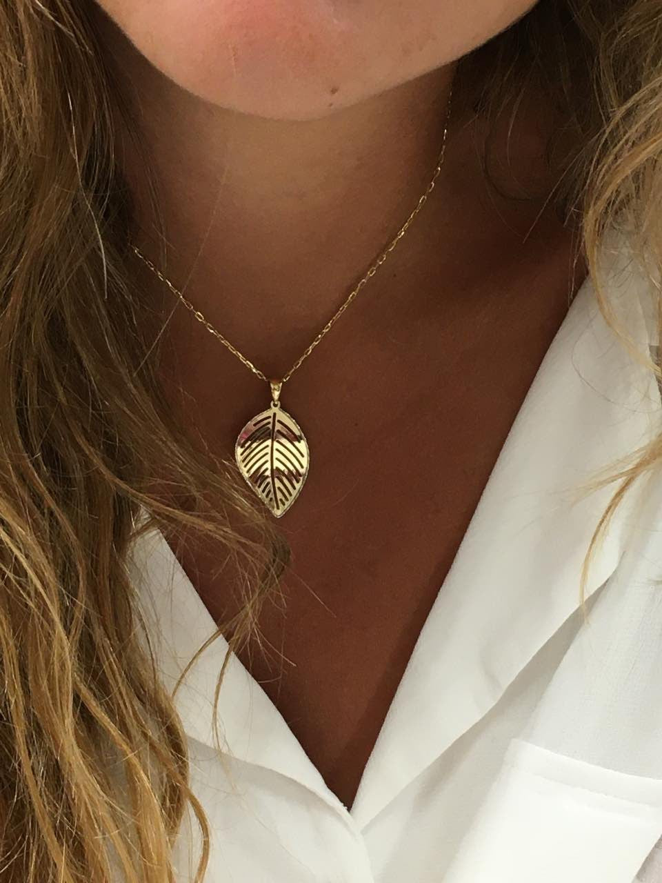 Colgante en forma de hoja KADIR en oro de 18 ktes y filo blanco - Roman Joyero
