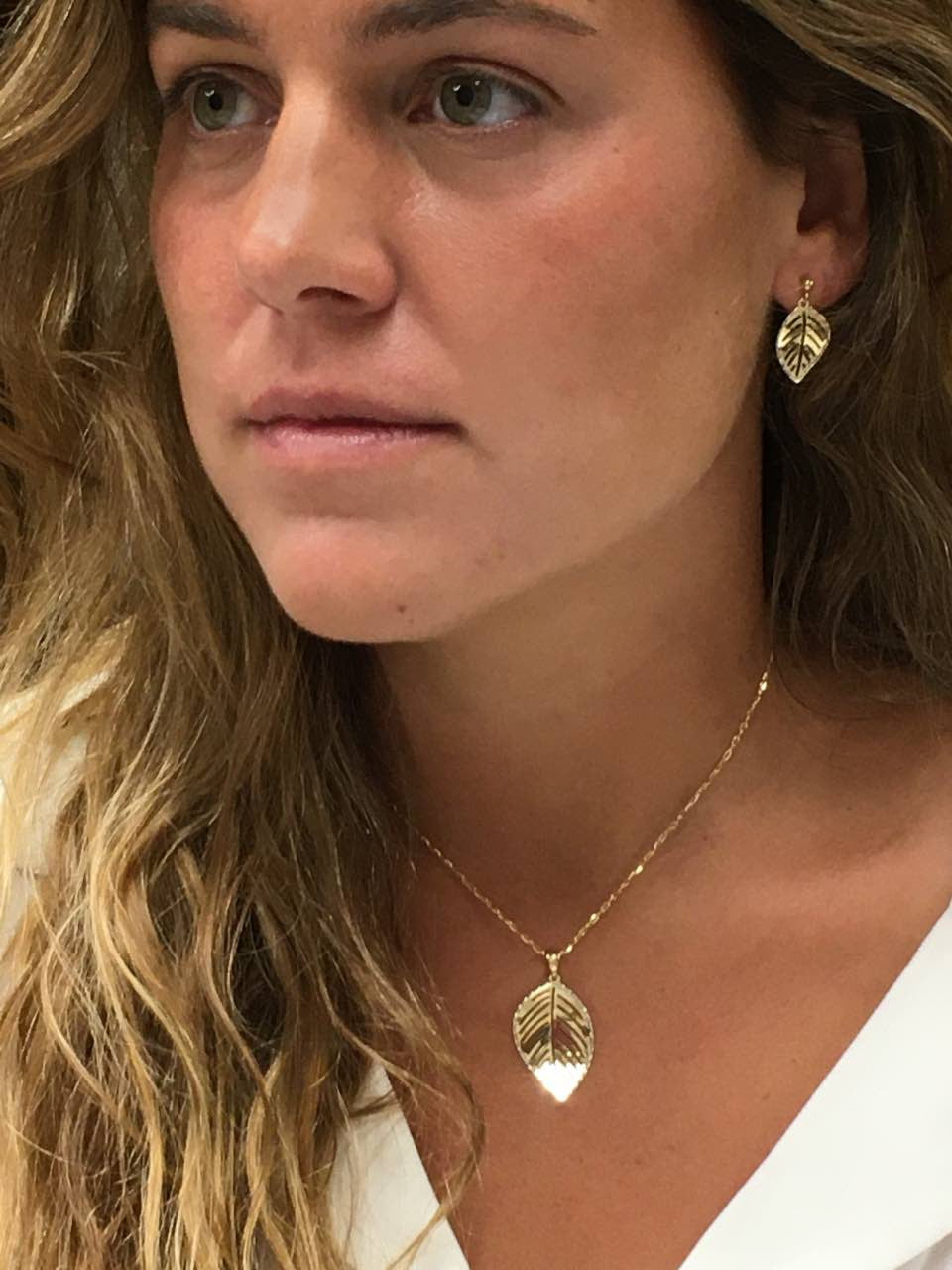 Colgante en forma de hoja KADIR en oro de 18 ktes y filo blanco - Roman Joyero