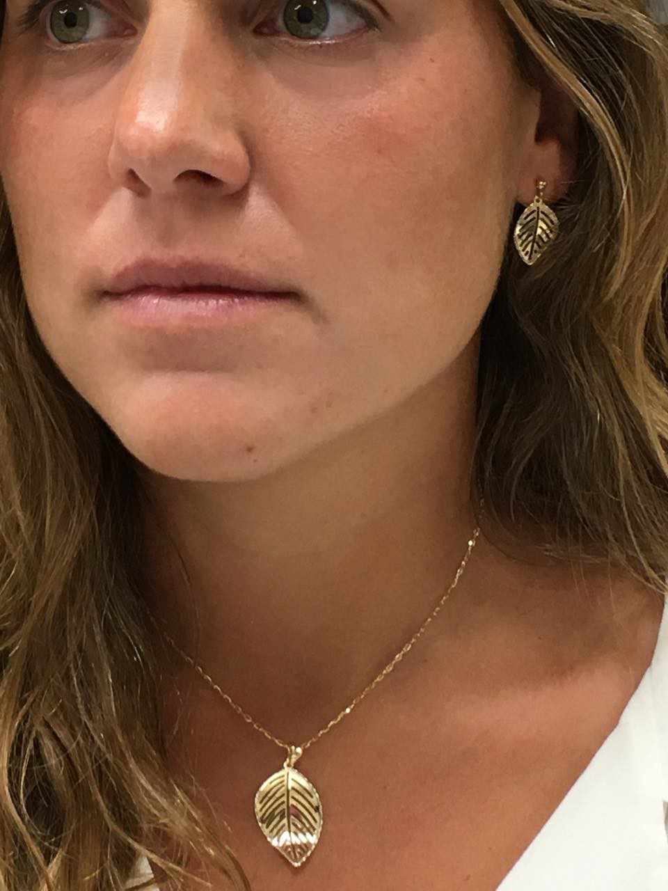 Colgante en forma de hoja KADIR en oro de 18 ktes y filo blanco - Roman Joyero