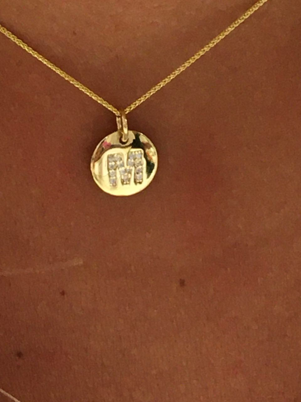 Colgantes letras LEVENT oro amarillo de 18 kilates y circonitas