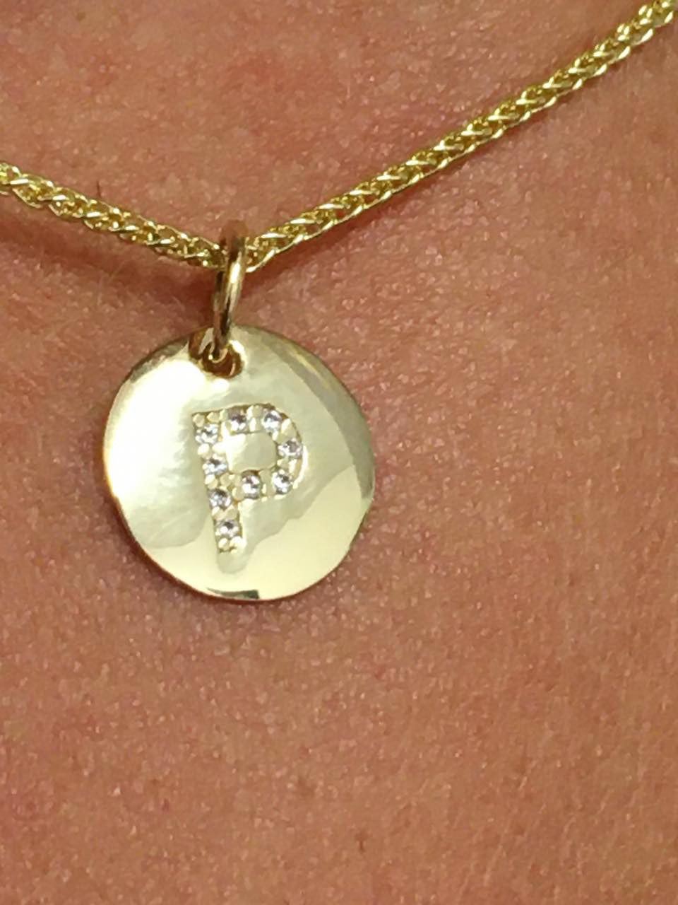 Colgantes letras LEVENT oro amarillo de 18 kilates y circonitas