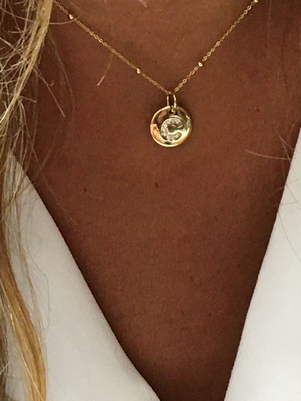 Colgantes letras LEVENT oro amarillo de 18 kilates y circonitas