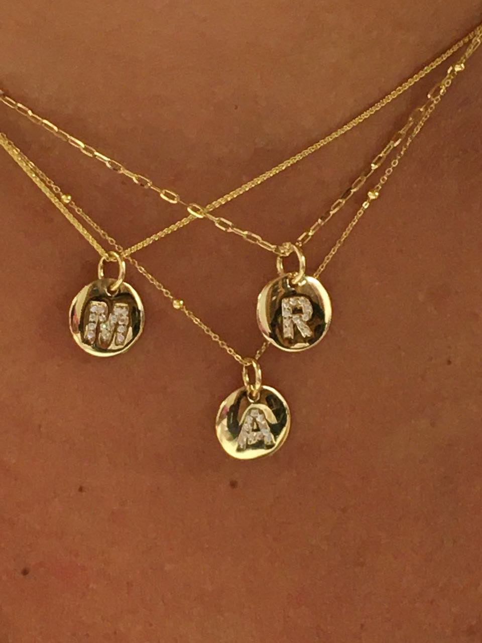 Colgantes letras LEVENT oro amarillo de 18 kilates y circonitas