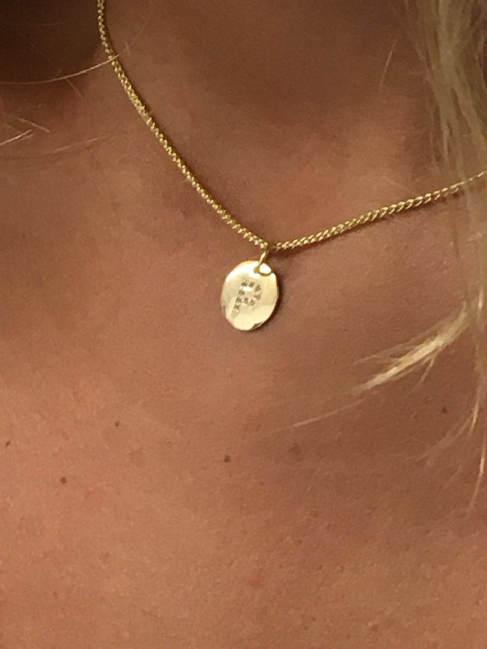 Colgantes letras LEVENT oro amarillo de 18 kilates y circonitas