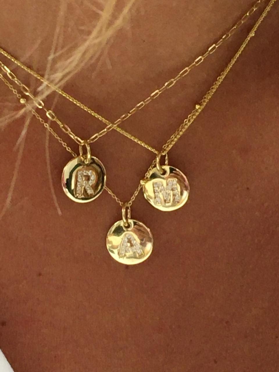 Colgantes letras LEVENT oro amarillo de 18 kilates y circonitas