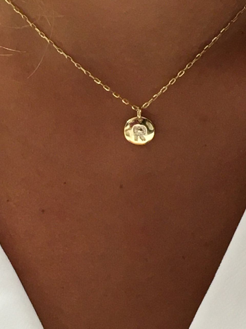 Colgantes letras LEVENT oro amarillo de 18 kilates y circonitas