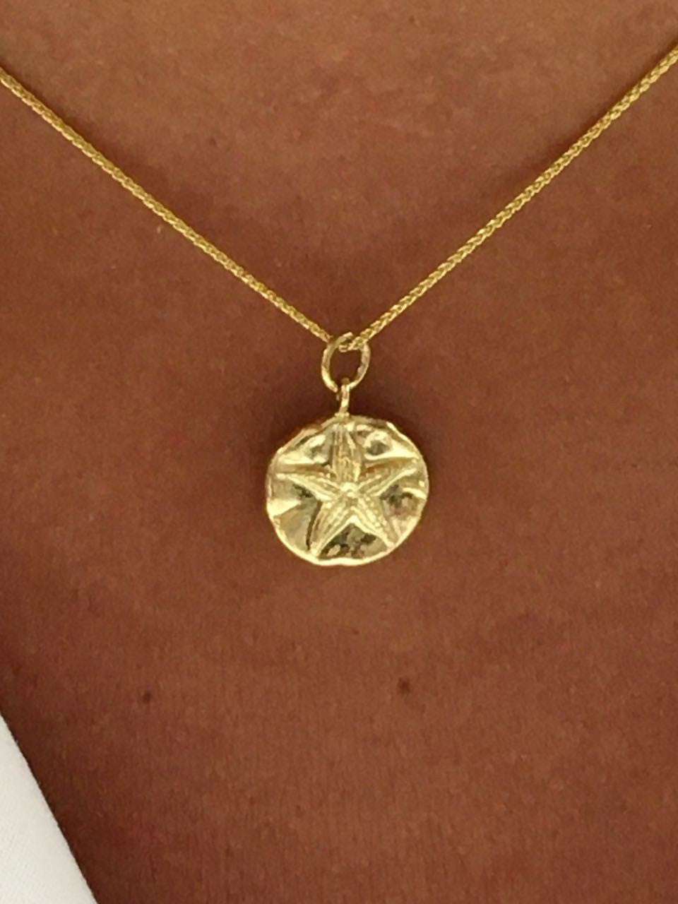 Colgante estrella de mar VERDA en oro amarillo de 18 kilates. - Roman Joyero