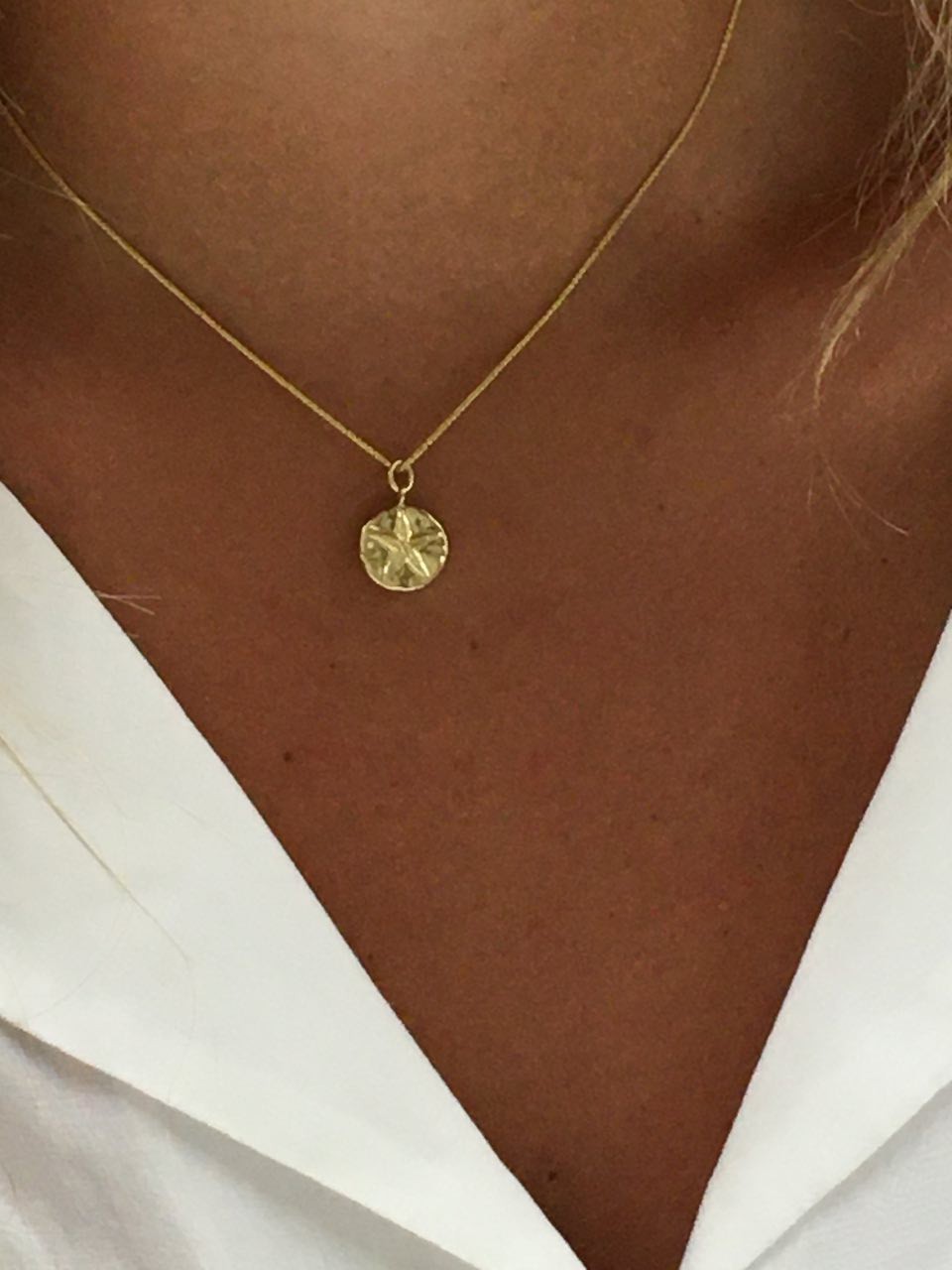 Colgante estrella de mar VERDA en oro amarillo de 18 kilates. - Roman Joyero