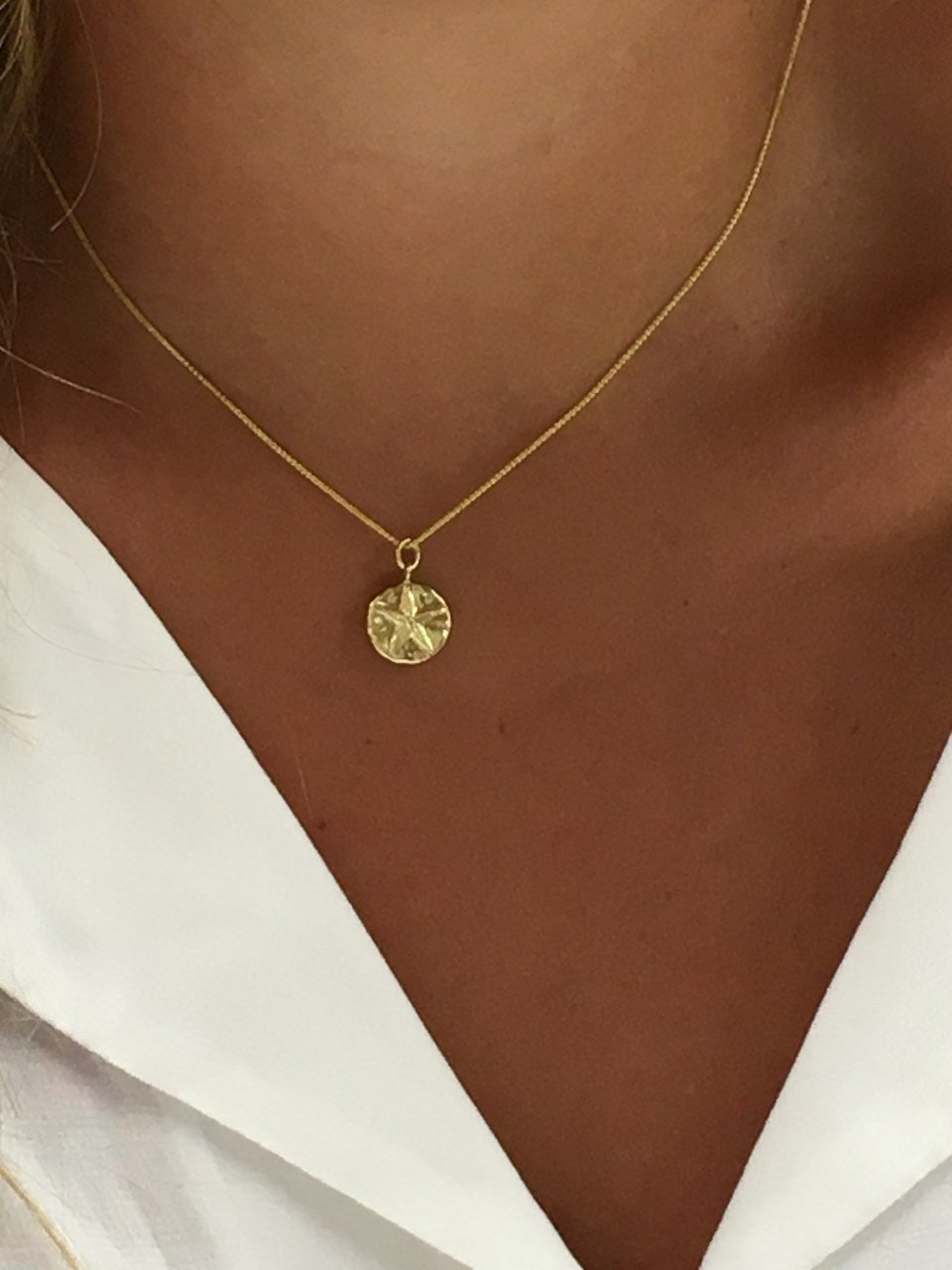 Colgante estrella de mar VERDA en oro amarillo de 18 kilates. - Roman Joyero