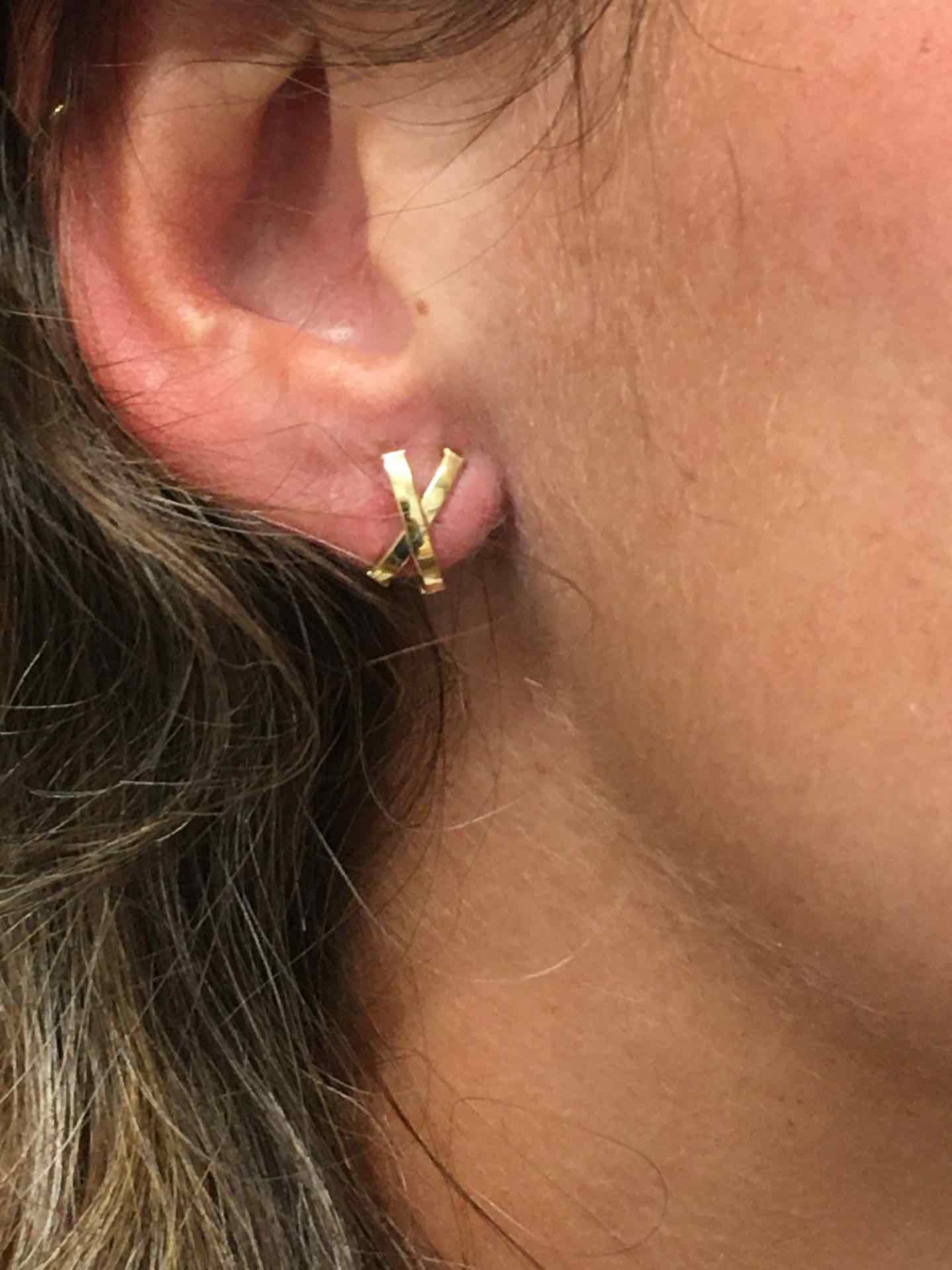 Pendiente motivo cruceta ZEYNO en oro amarillo de 18 Kilates - Roman Joyero