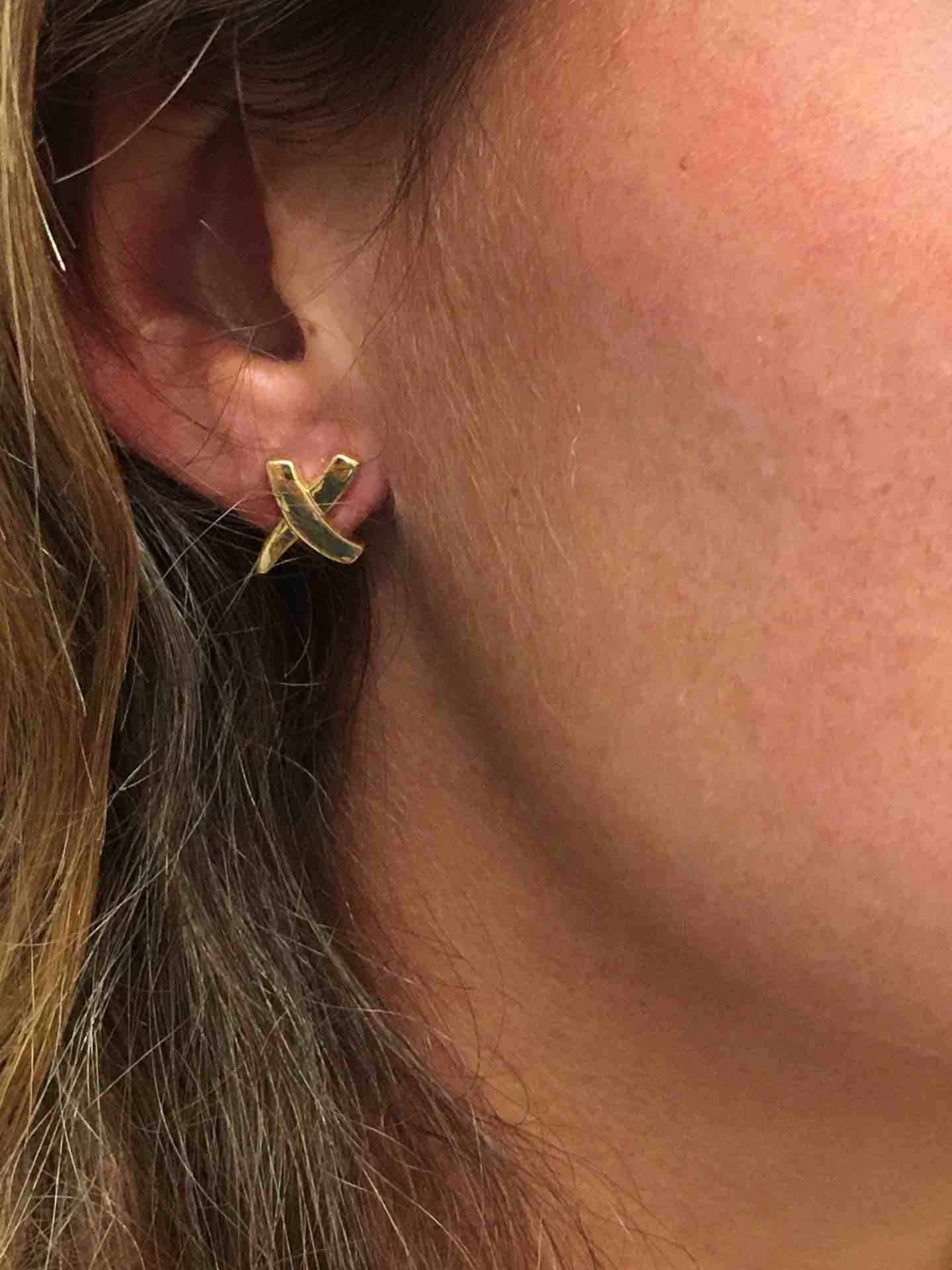 Pendiente motivo cruceta ERSAN en oro amarillo de 18 Kilates - Roman Joyero