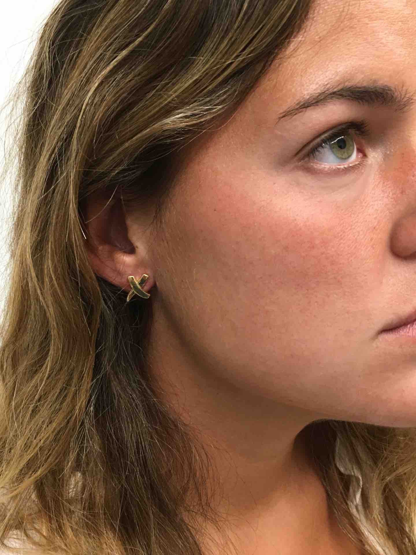 Pendiente motivo cruceta ERSAN en oro amarillo de 18 Kilates - Roman Joyero