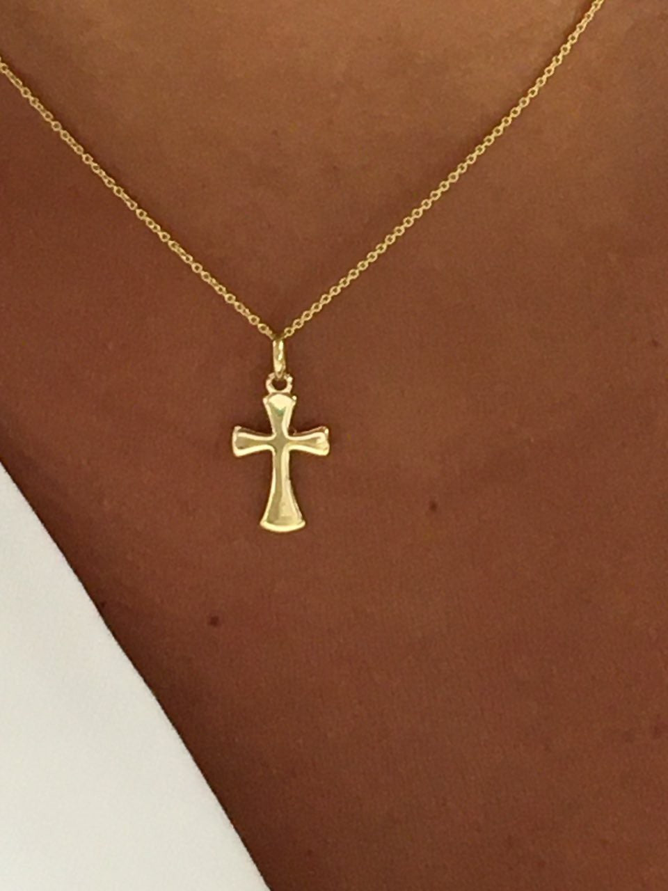 Cruz NUMEL en oro amarillo pulido con disminución al centro - Roman Joyero