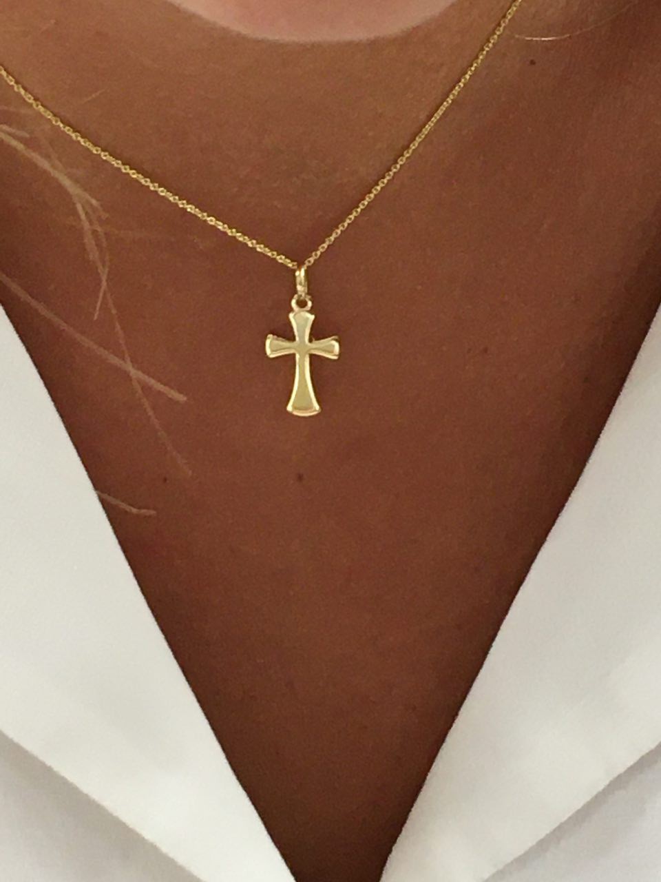 Cruz NUMEL en oro amarillo pulido con disminución al centro - Roman Joyero