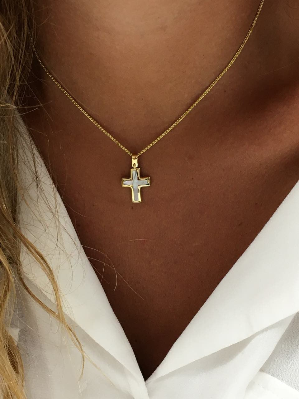 Cruz YAVUZ en nacar blanco y oro amarillo de 18 kilates - Roman Joyero