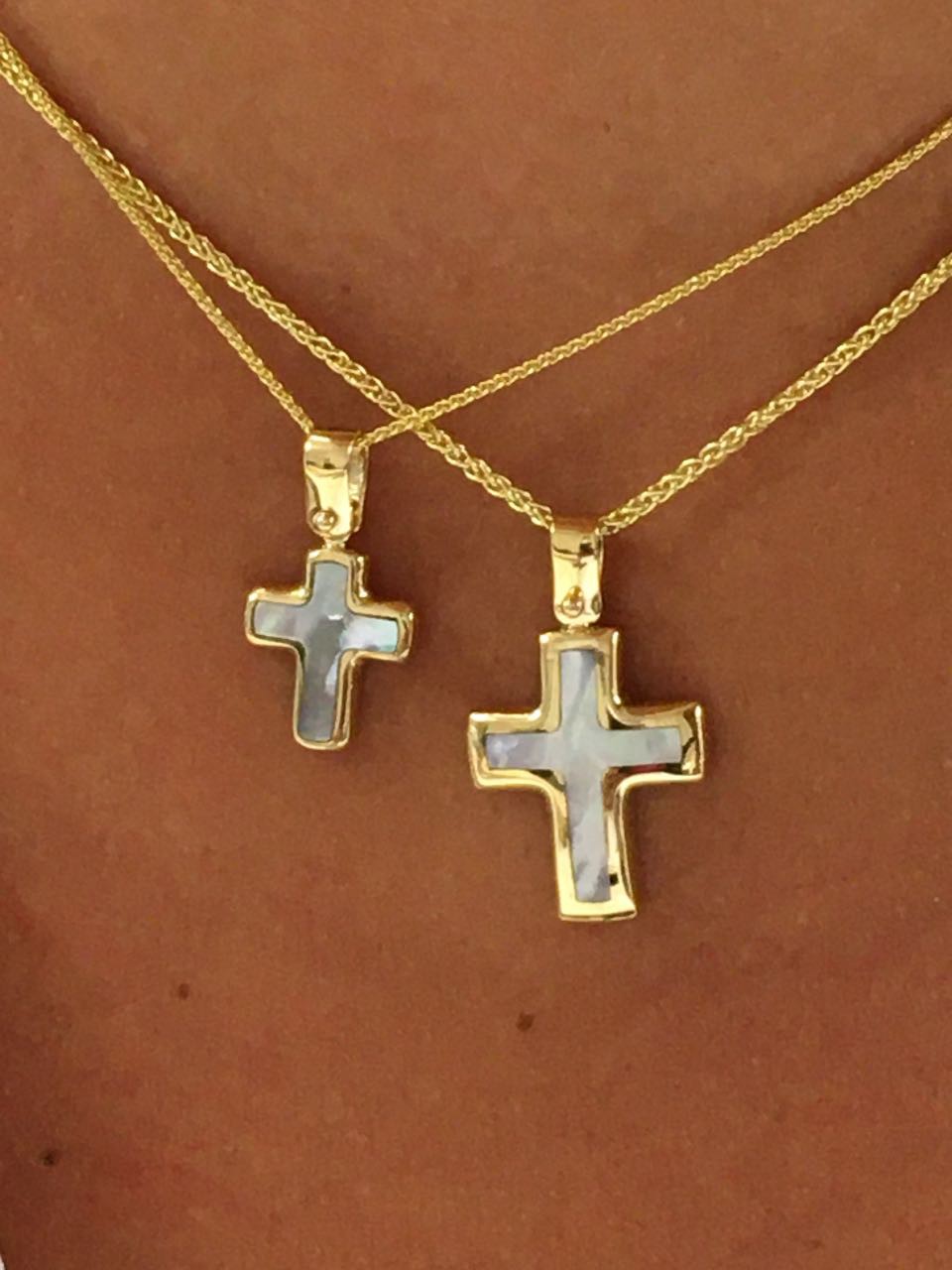 Cruz YAVUZ en nacar blanco y oro amarillo de 18 kilates - Roman Joyero