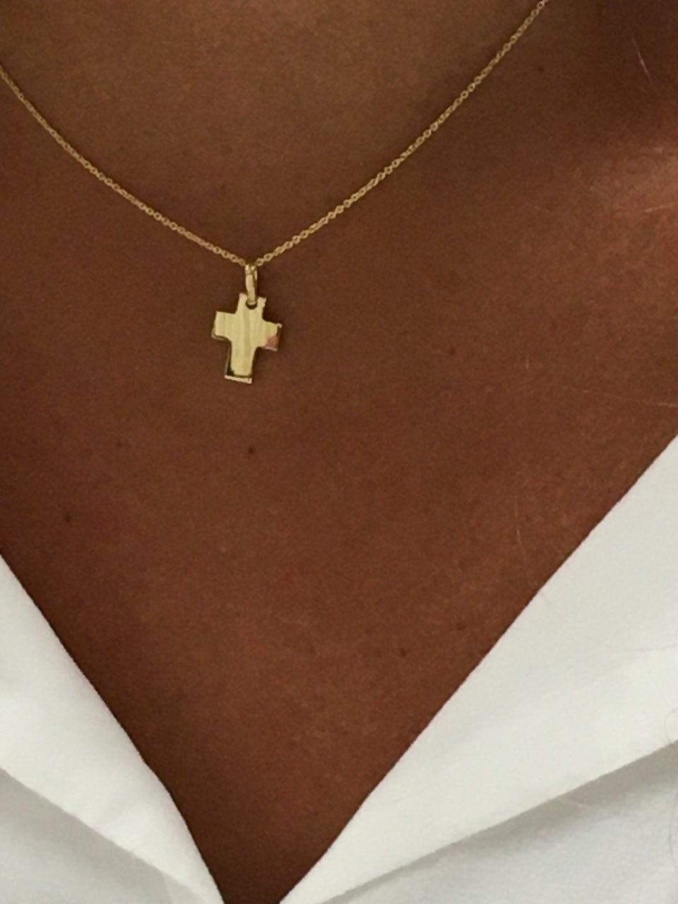 Pequeña cruz sencilla BORAN en oro amarillo pulida de 18 ktes - Roman Joyero