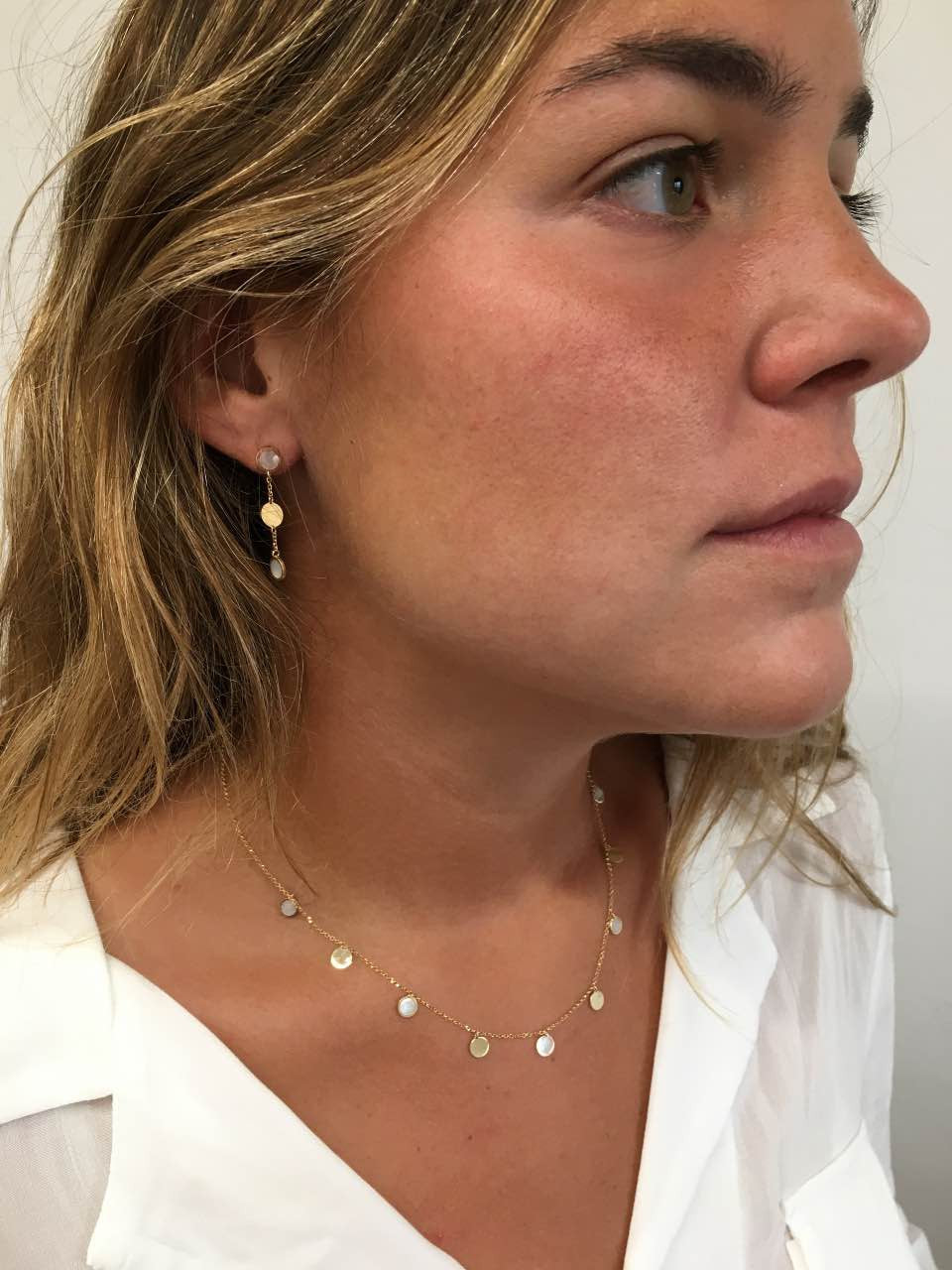 Pendientes largos EMRE en oro amarillo de 18 kilates y nácar - Roman Joyero