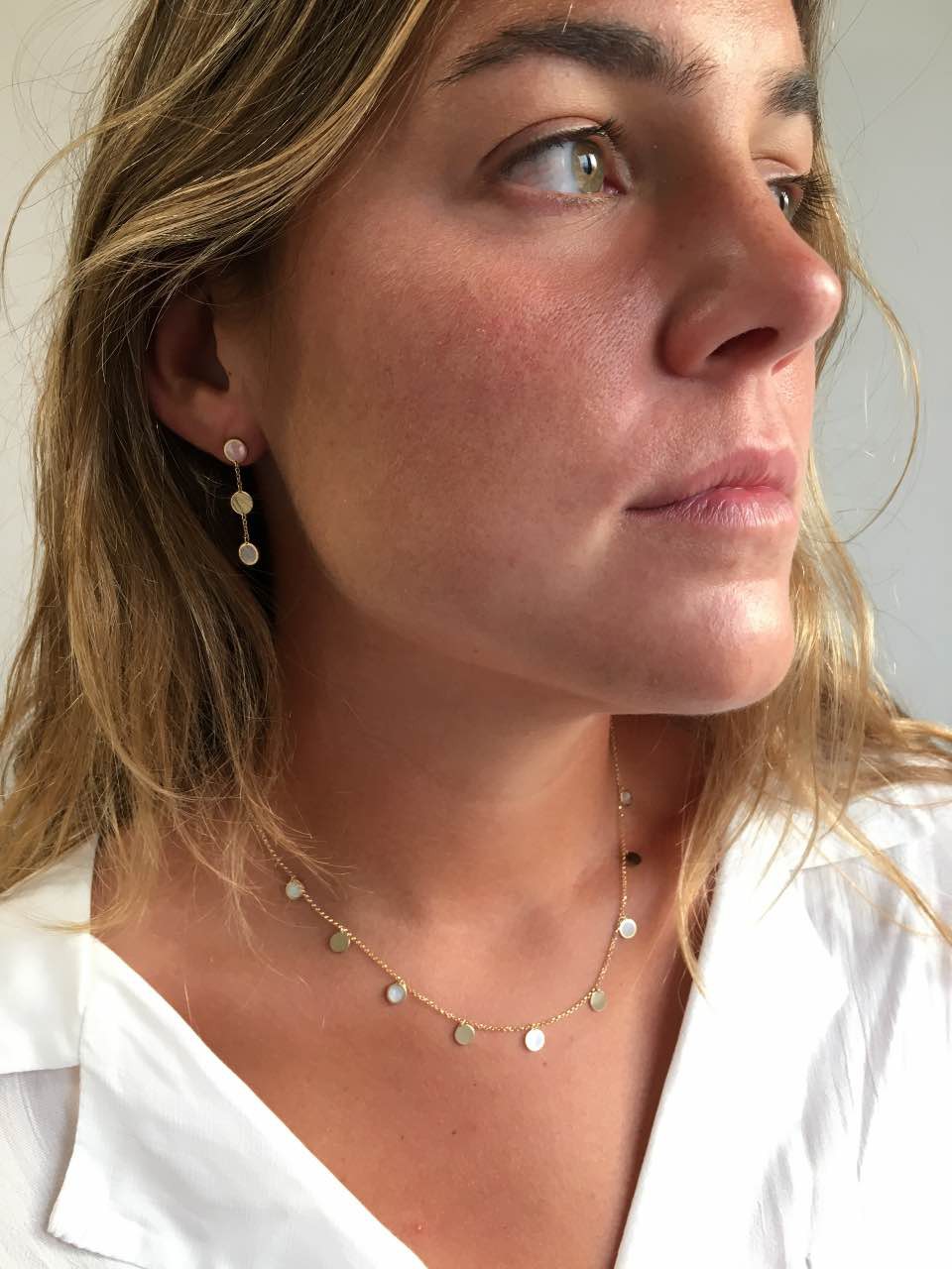 Pendientes largos EMRE en oro amarillo de 18 kilates y nácar - Roman Joyero