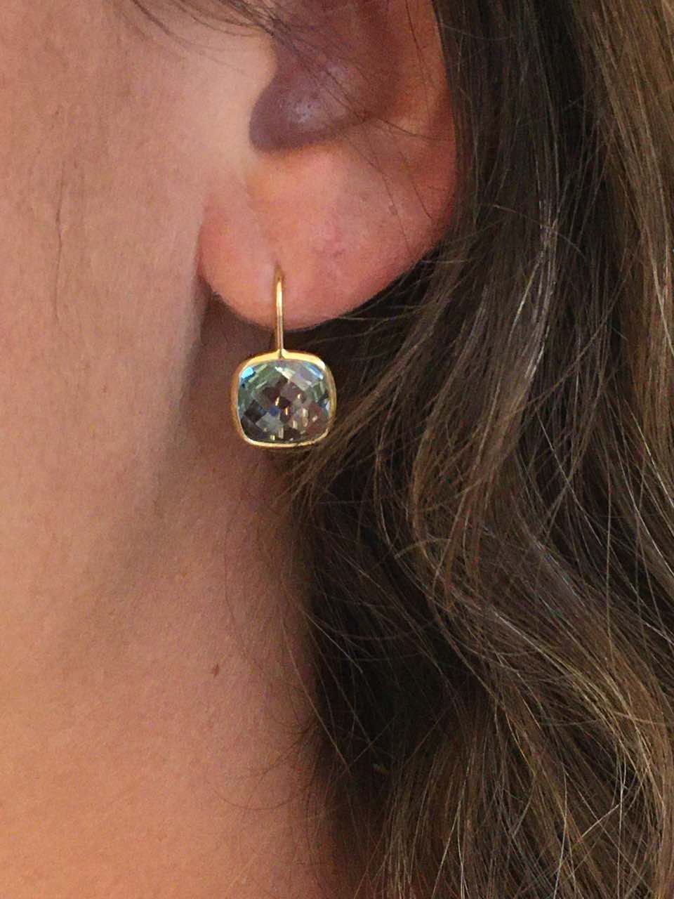 Pendiente SEZIN en oro amarillo de 18 ktes con topacio azul - Roman Joyero
