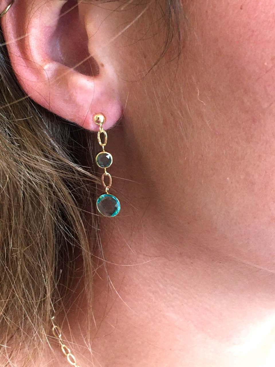 Pendientes largos AKAR en oro de 18 ktes con topacios azules - Roman Joyero